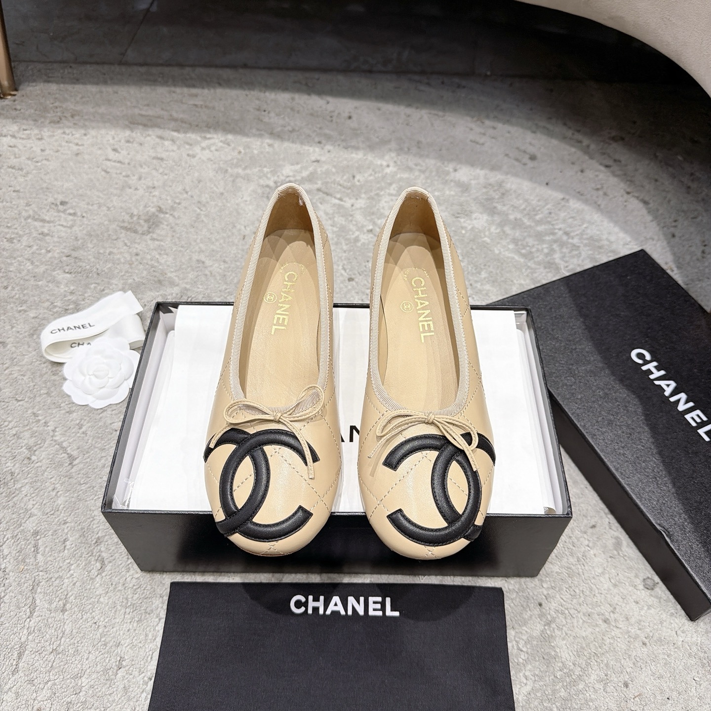 CHANEL Mary Jane сандалии подиумная модель подкладка из овечьей кожи подошва из натуральной итальянской кожи подчеркивает белизну и элегантность