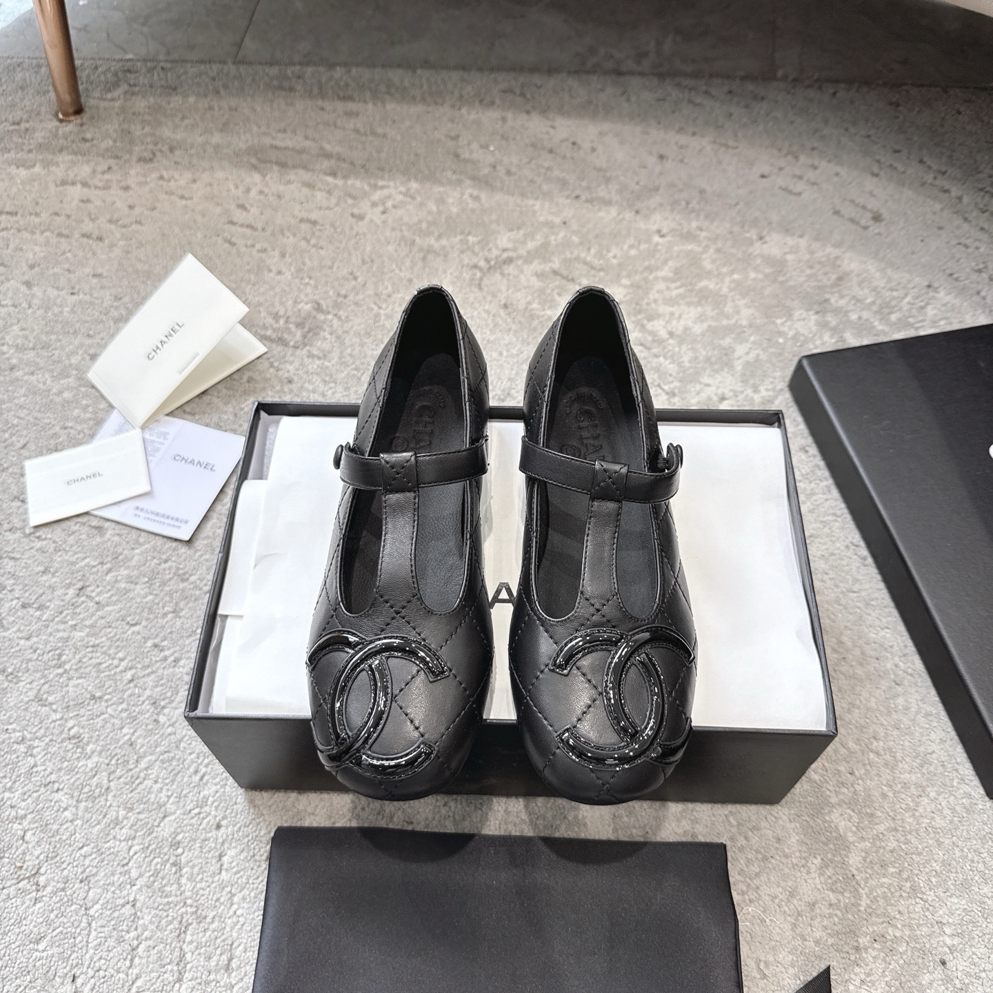 CHANEL Mary Jane сандалии подиумная модель подкладка из овечьей кожи подошва из натуральной итальянской кожи визуально осветляет и подчёркивает элегантность