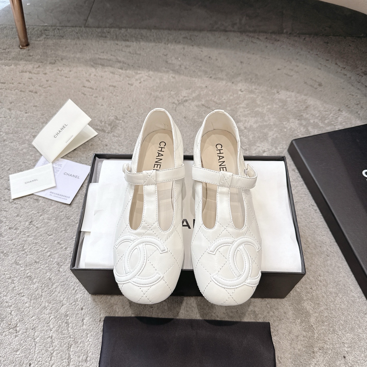 CHANEL Mary Jane сандалии подиумная модель подкладка из овечьей кожи подошва из натуральной итальянской кожи подчеркивает белизну и элегантность