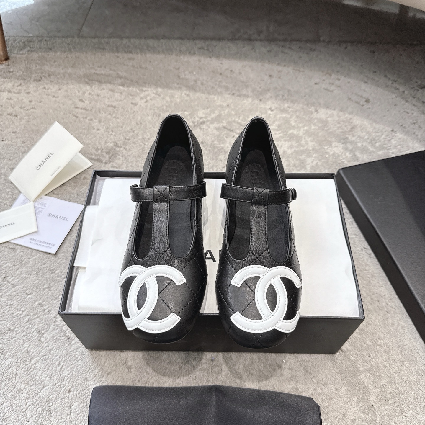 CHANEL Mary Jane сандалии подиумная модель подкладка из овечьей кожи подошва из натуральной итальянской кожи подчеркивает белизну кожи и добавляет элегантности
