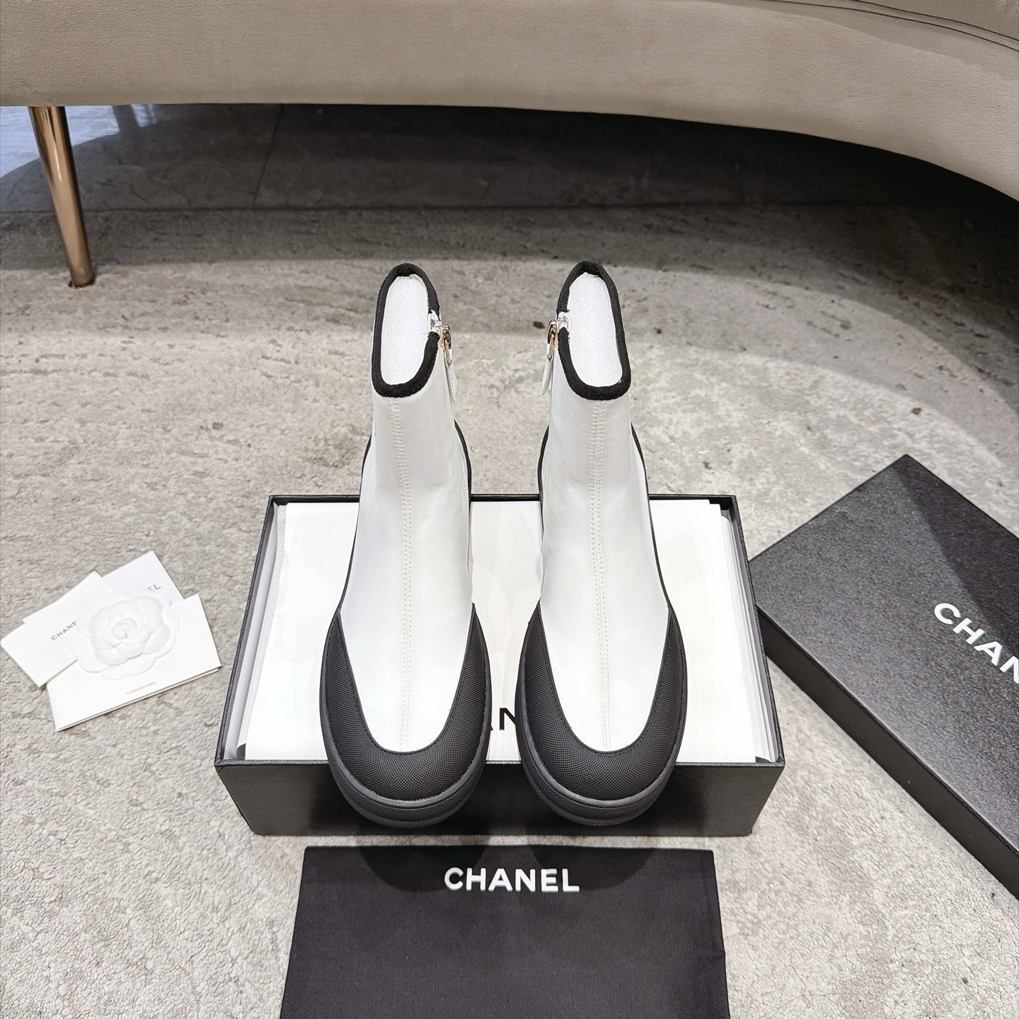 CHANEL キャンバススニーカー インフルエンサーやセレブも大推し 足が細く見えて脚長効果 レトロで愛らしいシルエット キャンバス 水染め牛革