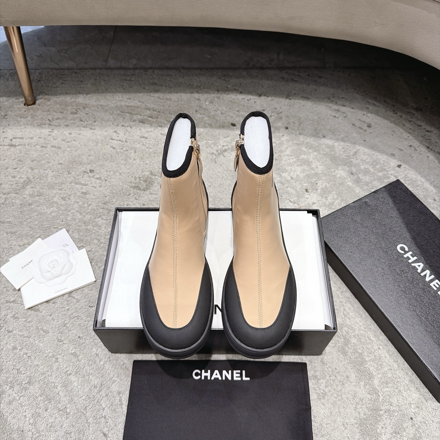 CHANEL キャンバススニーカー インフルエンサーや芸能人も大推し 脚痩せ・脚長効果 愛嬌のあるレトロなフォルム キャンバス 水染め牛革