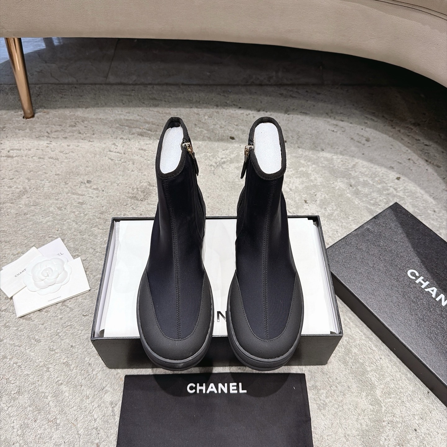 CHANEL キャンバススニーカー インフルエンサーやセレブが大推し 脚痩せ・脚長効果 愛嬌のあるレトロなフォルム キャンバス 水染め牛革