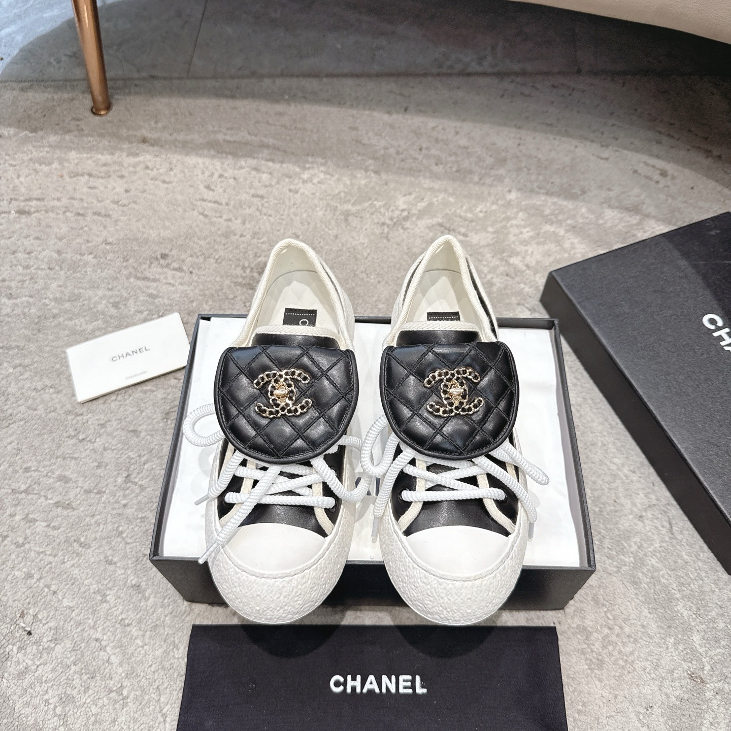 CHANEL キャンバスシューズ インフルエンサーや芸能人も大推し 脚痩せ・脚長効果 愛嬌のあるレトロなフォルム キャンバス 水染め牛革