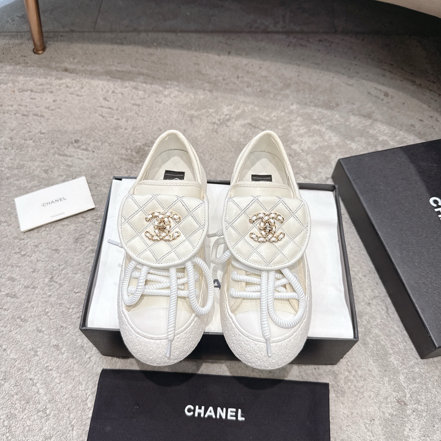 CHANEL キャンバスシューズ インフルエンサーや芸能人も大推し 足が細く長く見える 愛嬌のあるレトロなフォルム キャンバス 水染め牛革