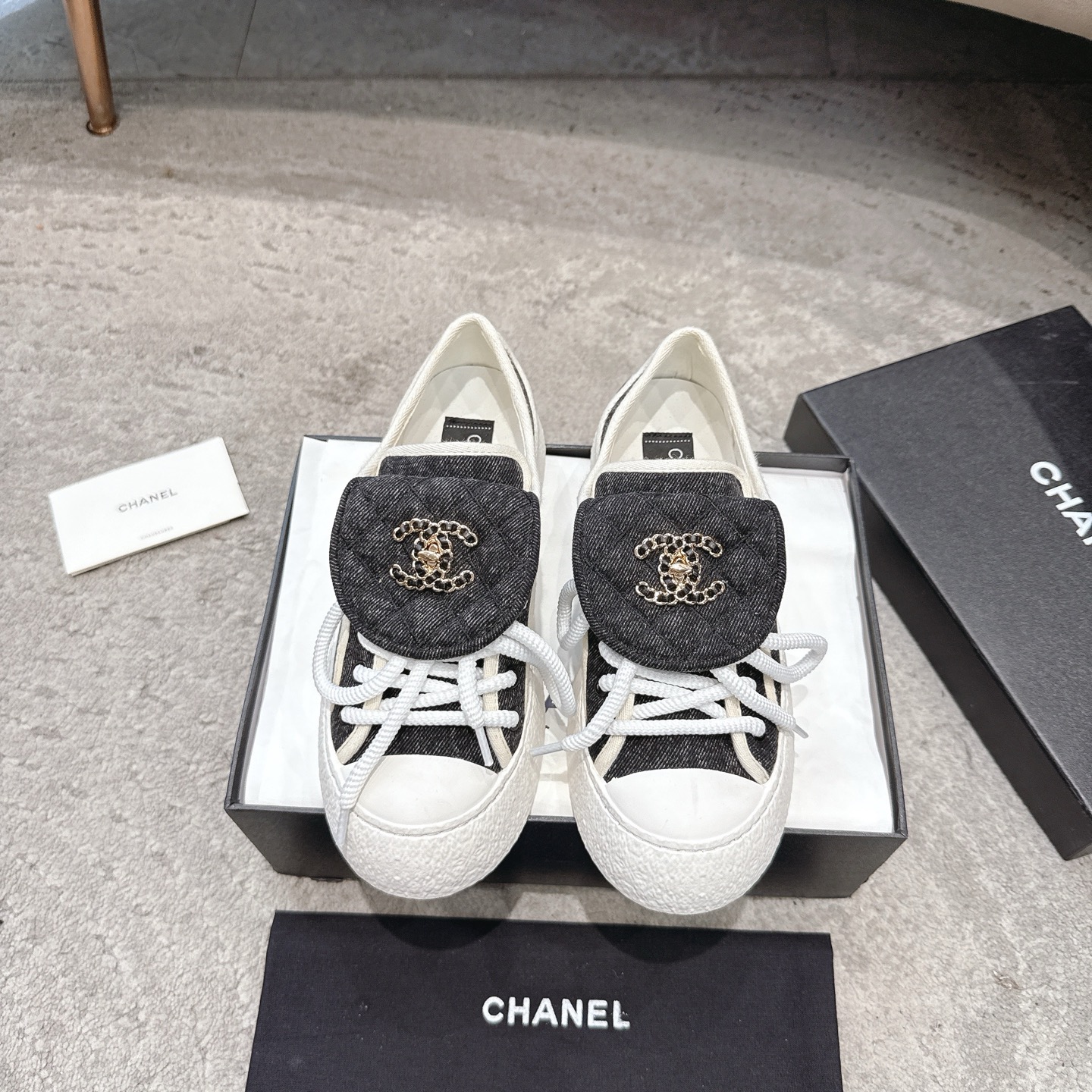 CHANEL キャンバスシューズ インフルエンサーや芸能人も大推し 足が細く長く見える 愛嬌のあるレトロなシルエット キャンバス 水染め牛革