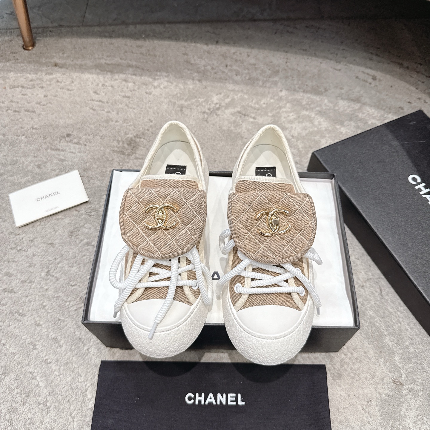 CHANEL キャンバススニーカー インフルエンサーやセレブが大プッシュ 細見え＆脚長効果 愛嬌のあるレトロなフォルム キャンバス 水染めカウレザー