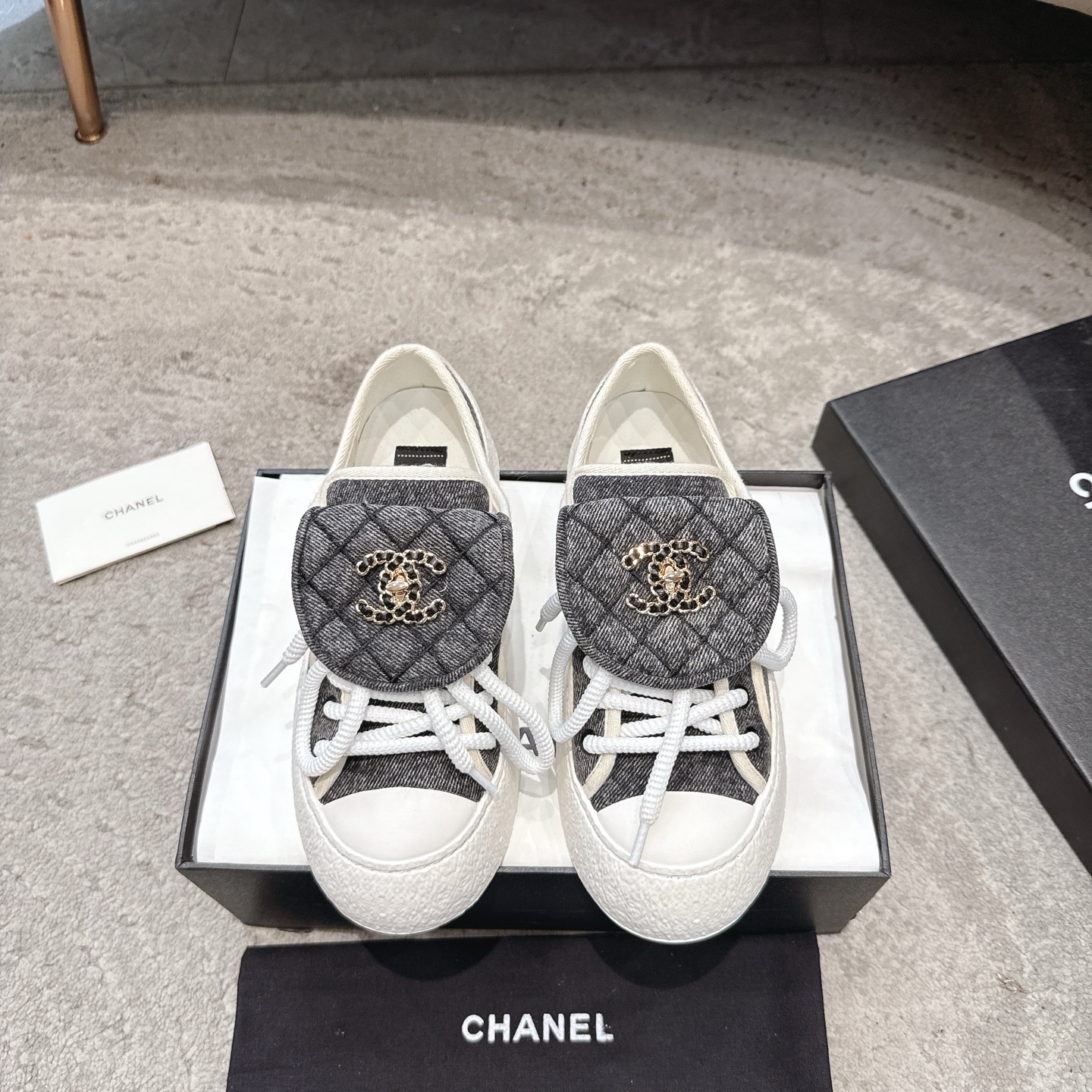 CHANEL キャンバスシューズ インフルエンサーや芸能人も大推し 脚痩せ効果で脚長見え 愛嬌あるレトロなフォルム キャンバス 水染め牛革