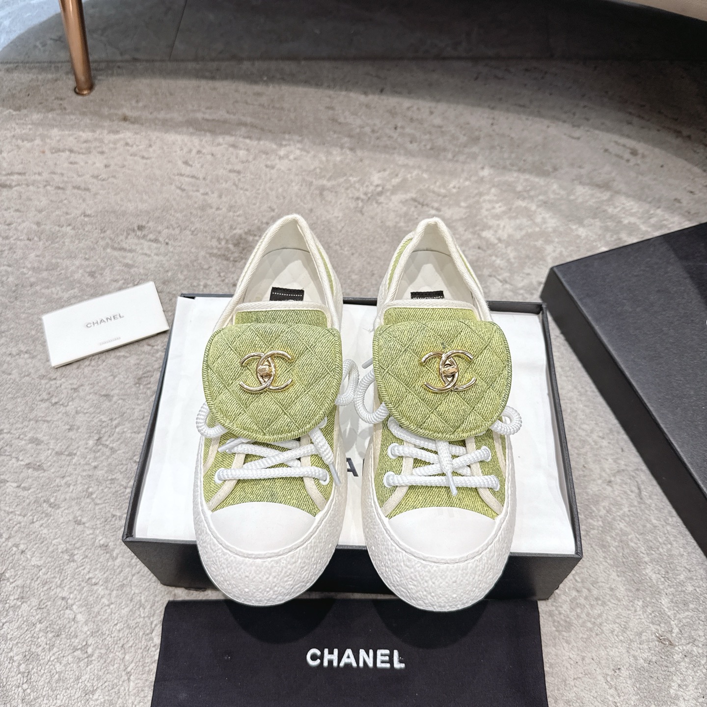 CHANEL キャンバスシューズ インフルエンサーや芸能人も大推し 脚を細く長く見せる 愛らしいレトロなシルエット キャンバス 水染め牛革
