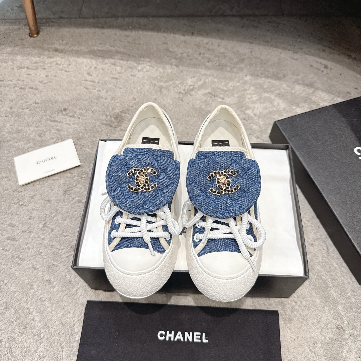 CHANEL キャンバススニーカー インフルエンサーやセレブが大推し 脚を細く長く見せる 愛らしいレトロなフォルム キャンバス 水染め牛革