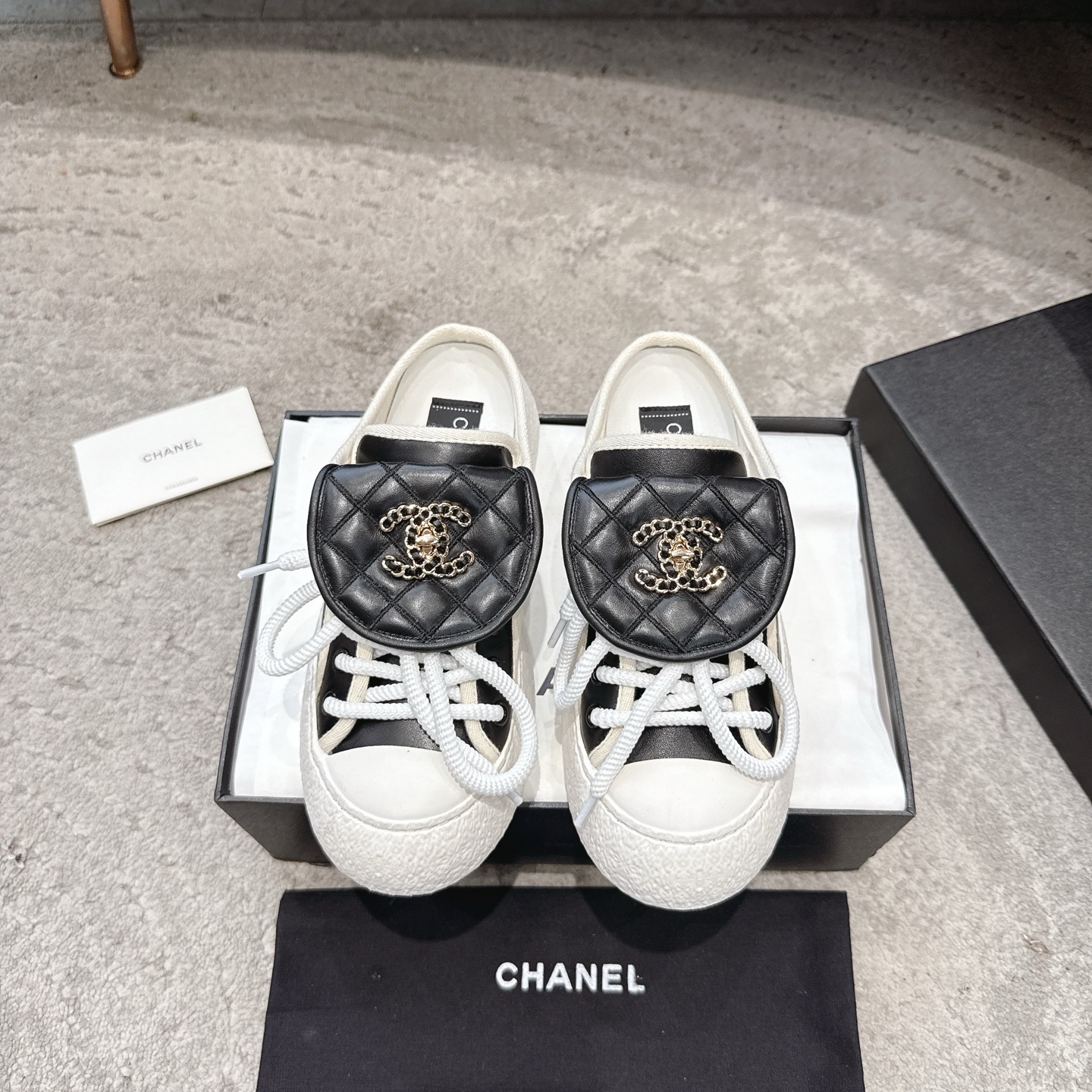 CHANEL キャンバスシューズ インフルエンサーや芸能人も大推し 脚痩せ・脚長効果 愛嬌のあるレトロなフォルム キャンバス 水染め牛革