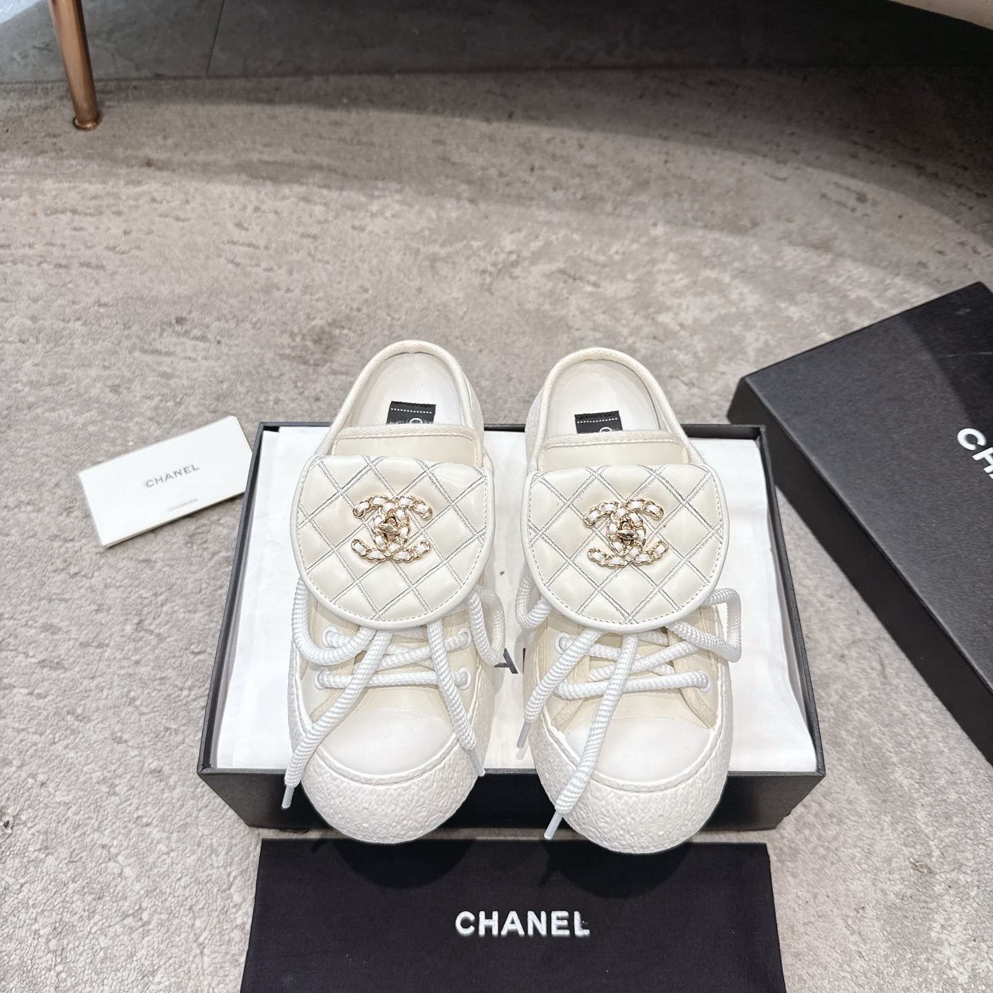 CHANEL キャンバスシューズ インフルエンサーや芸能人も大推し 脚痩せ・脚長効果 愛嬌のあるレトロなフォルム キャンバス 水染め牛革