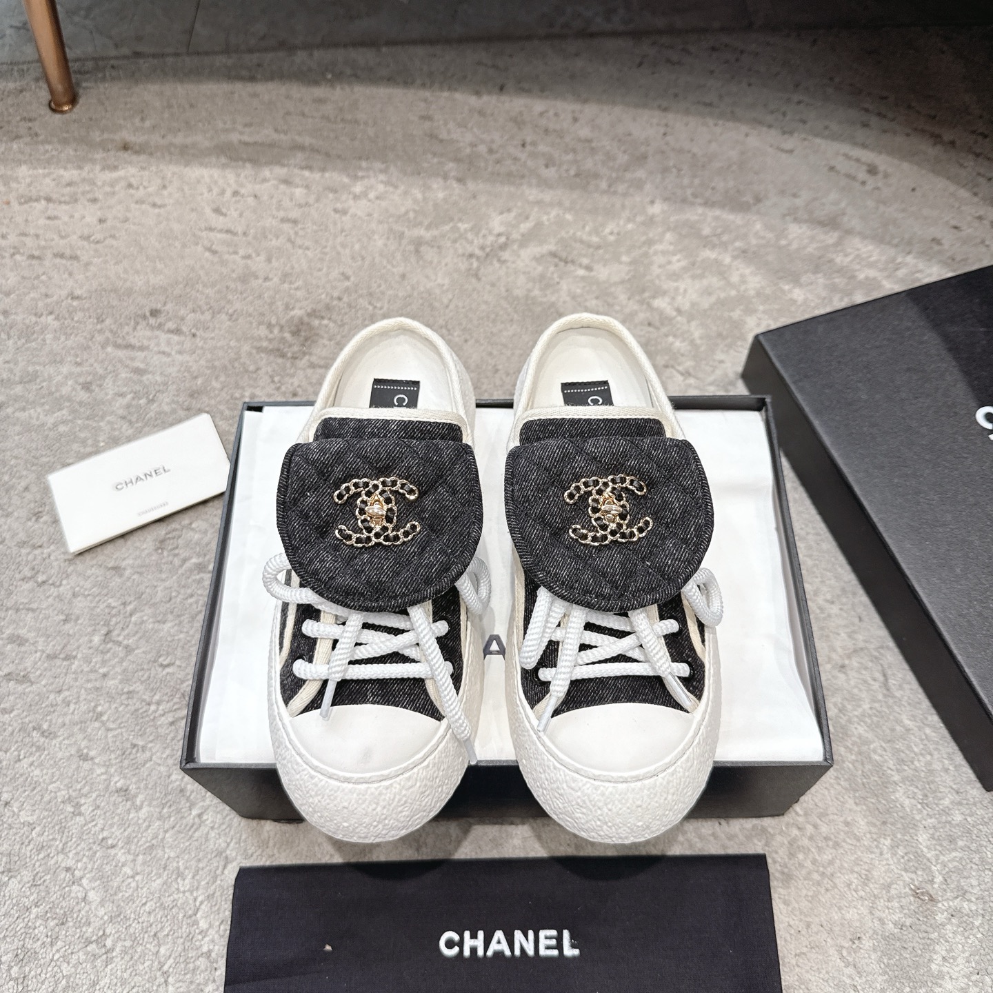 CHANEL キャンバスシューズ インフルエンサーや芸能人も大推し 足が細く長く見える 愛らしいレトロなシルエット キャンバス 水染め牛革