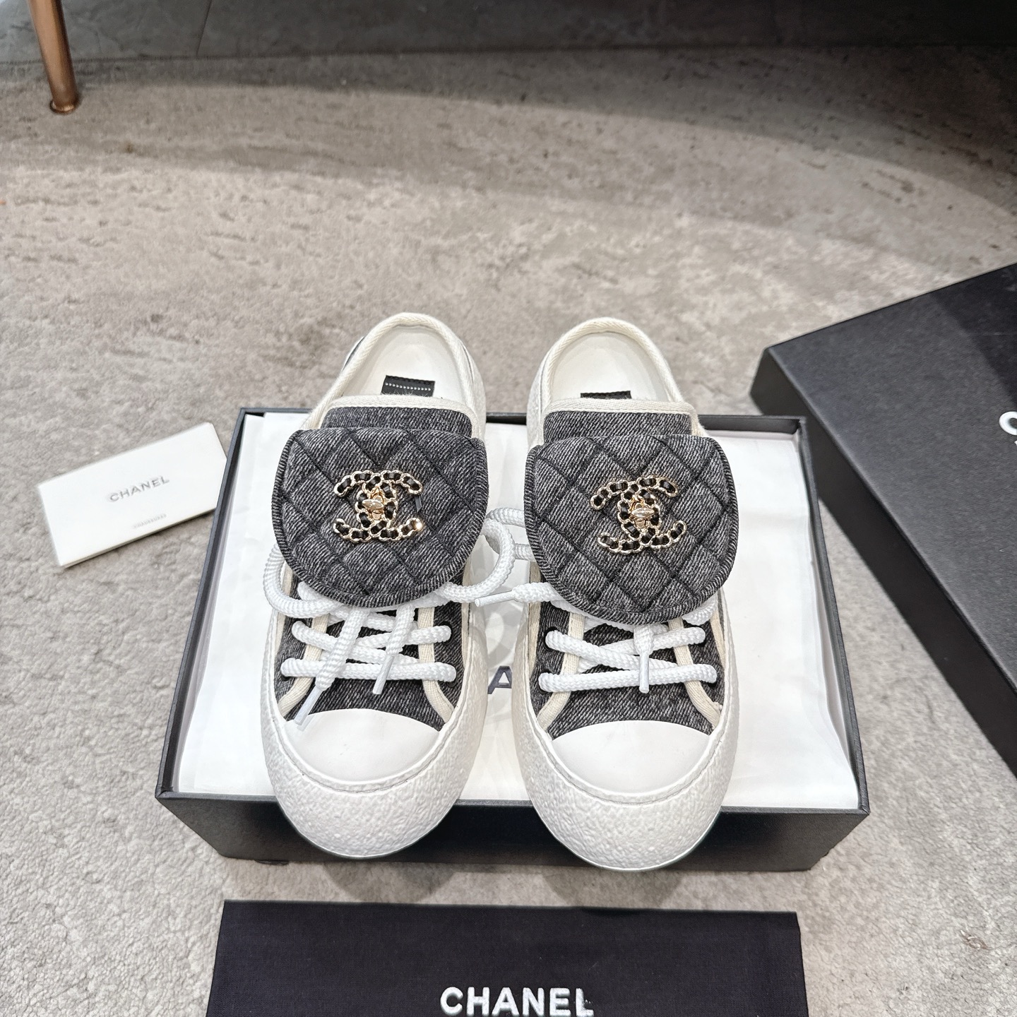 CHANEL キャンバスシューズ インフルエンサーや芸能人も大推し 脚痩せ・脚長効果 愛嬌のあるレトロなフォルム キャンバス 水染め牛革