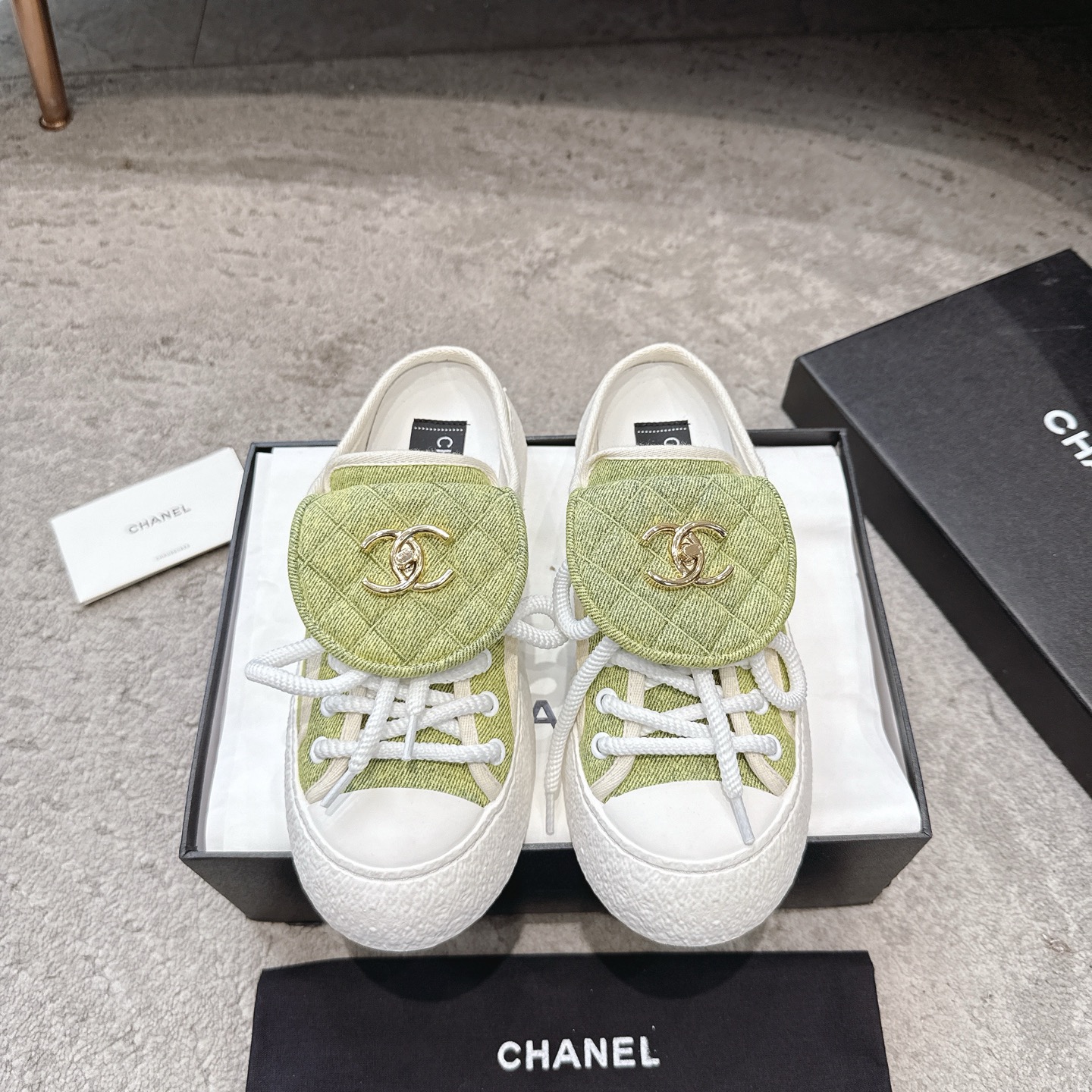 CHANEL キャンバスシューズ インフルエンサーや芸能人も大推し 脚を細く長く見せる 愛らしいレトロなシルエット キャンバス 水染め牛革