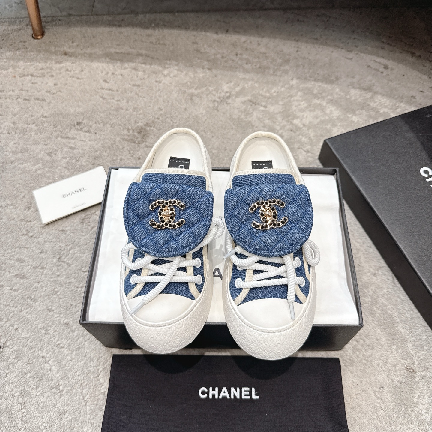 CHANEL キャンバスシューズ インフルエンサーや芸能人も大推し 脚を細く長く見せる レトロでキュートなシルエット キャンバス 水染め牛革
