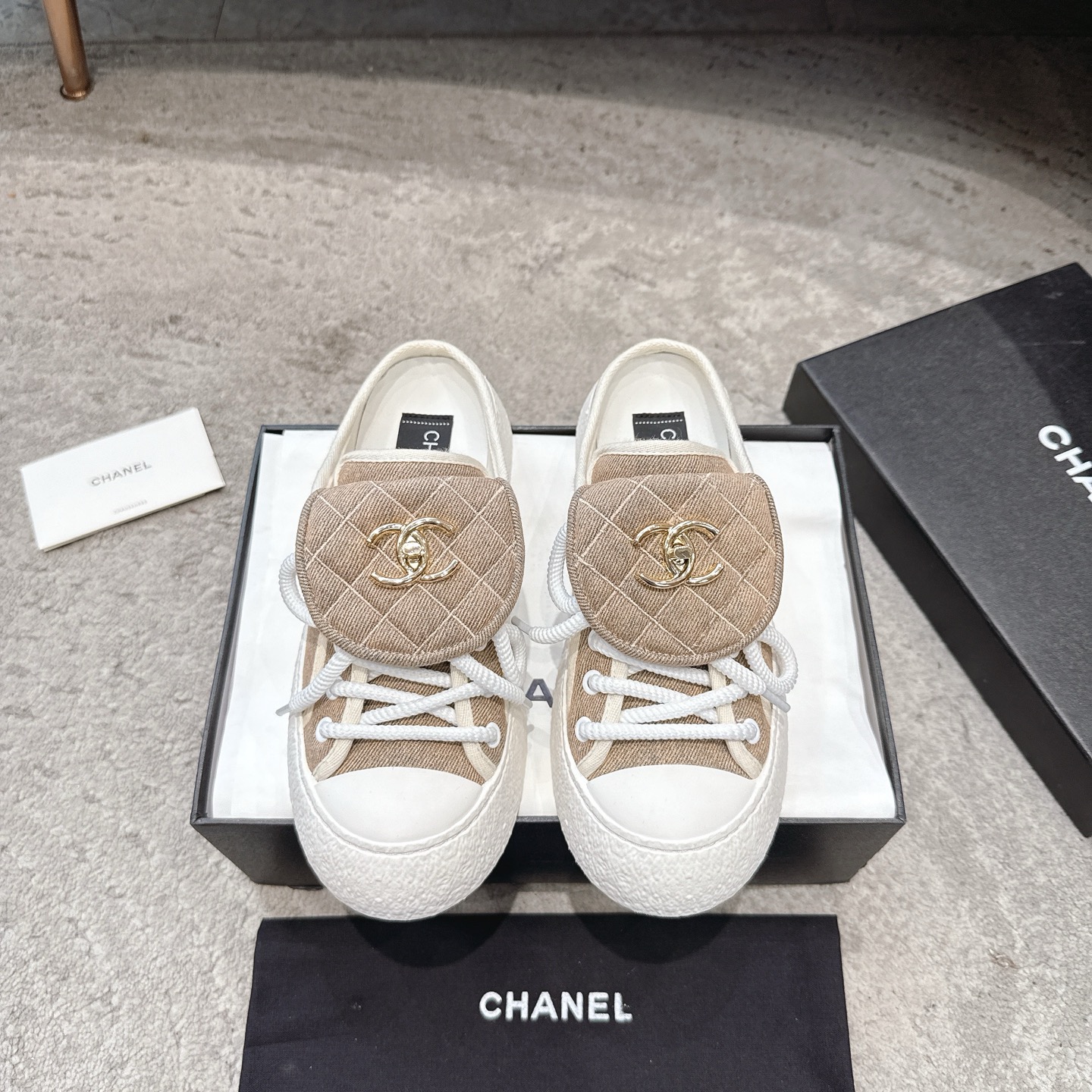 CHANEL キャンバスシューズ インフルエンサーや芸能人も大推し 足が細く長く見える 愛嬌のあるレトロなシルエット キャンバス 水染め牛革
