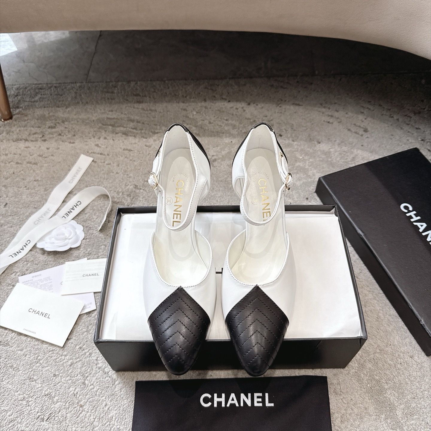 Sandales CHANEL en cuir de vachette, effet peau claire, style élégant
