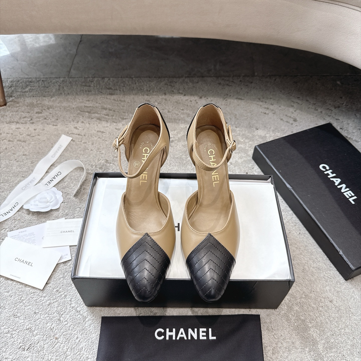 Sandales CHANEL en cuir de vachette, effet peau claire, style élégant