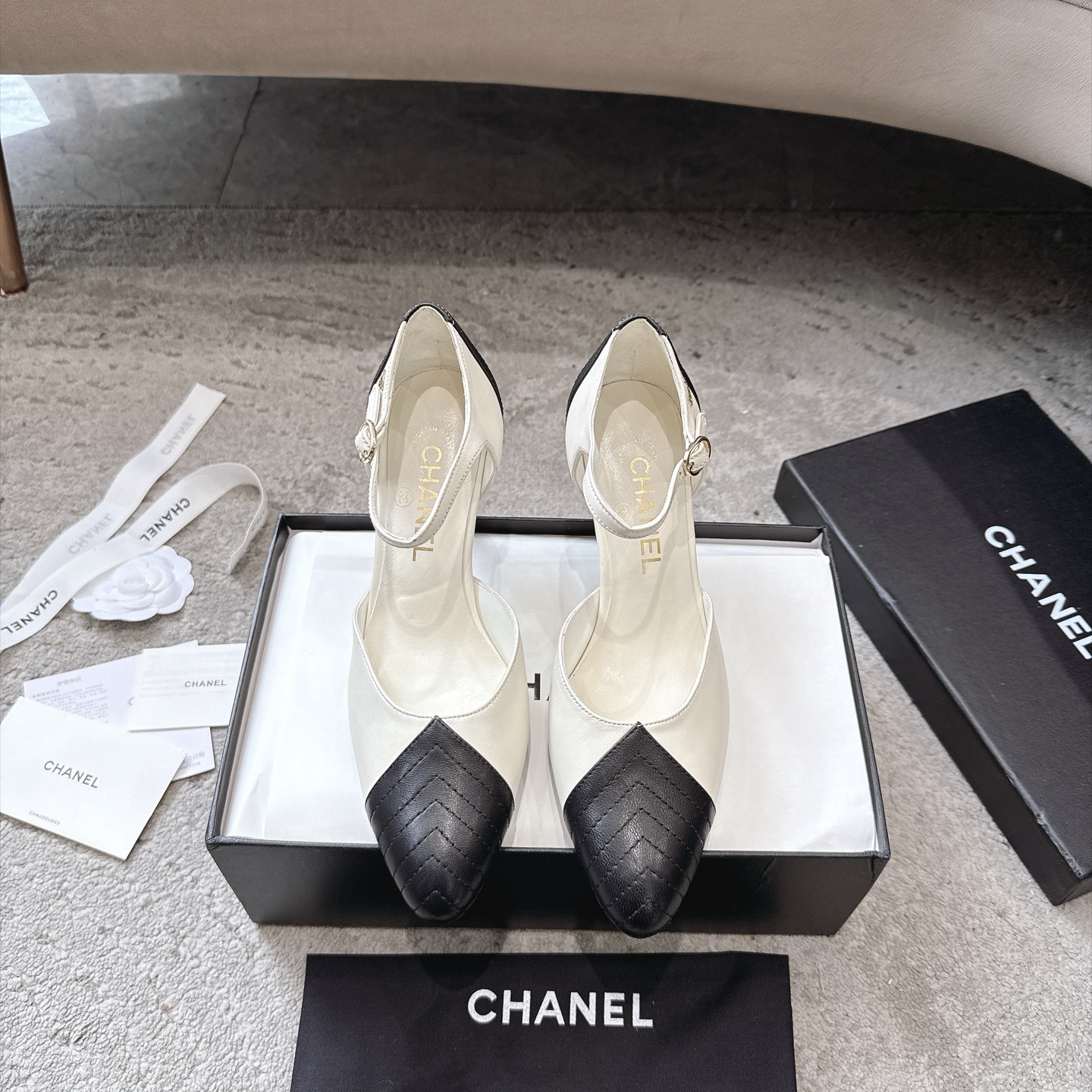 Sandales CHANEL en cuir de vachette, effet peau claire, style élégant
