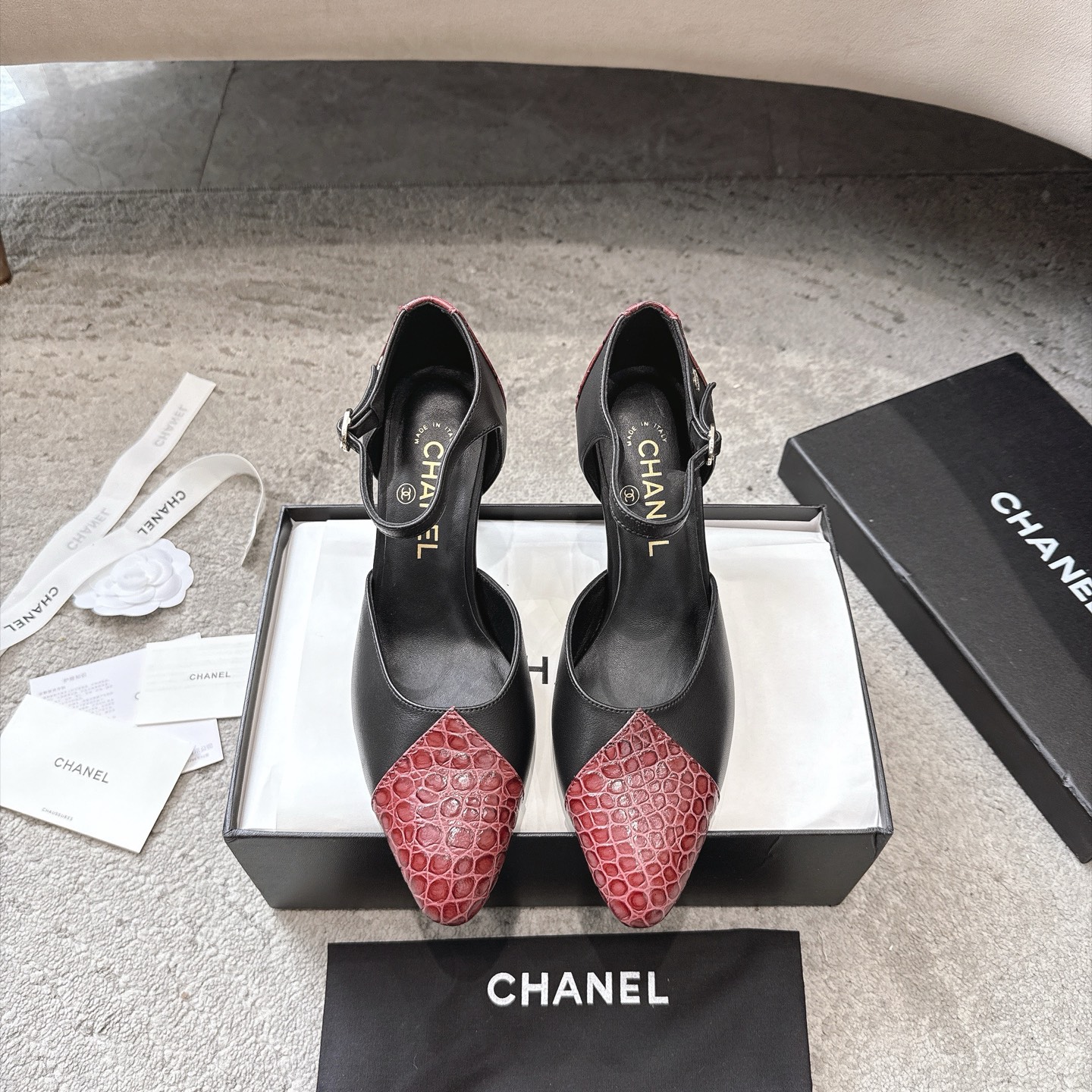 Sandales CHANEL en cuir de vachette, effet peau claire, style élégant