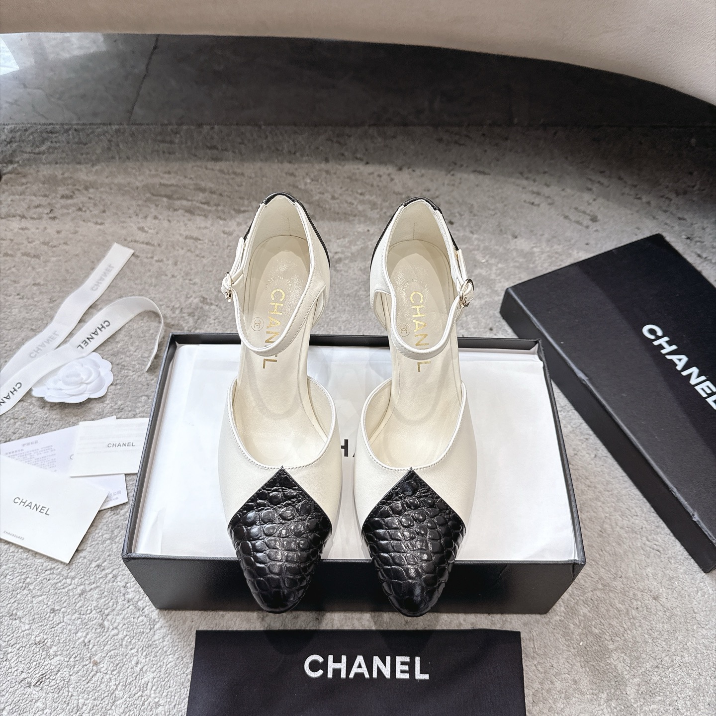 Sandales CHANEL en cuir de vachette, effet peau claire, style élégant