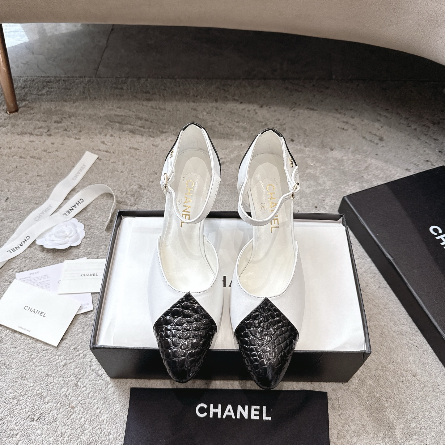 Sandales CHANEL en cuir de vachette, effet peau claire, style élégant