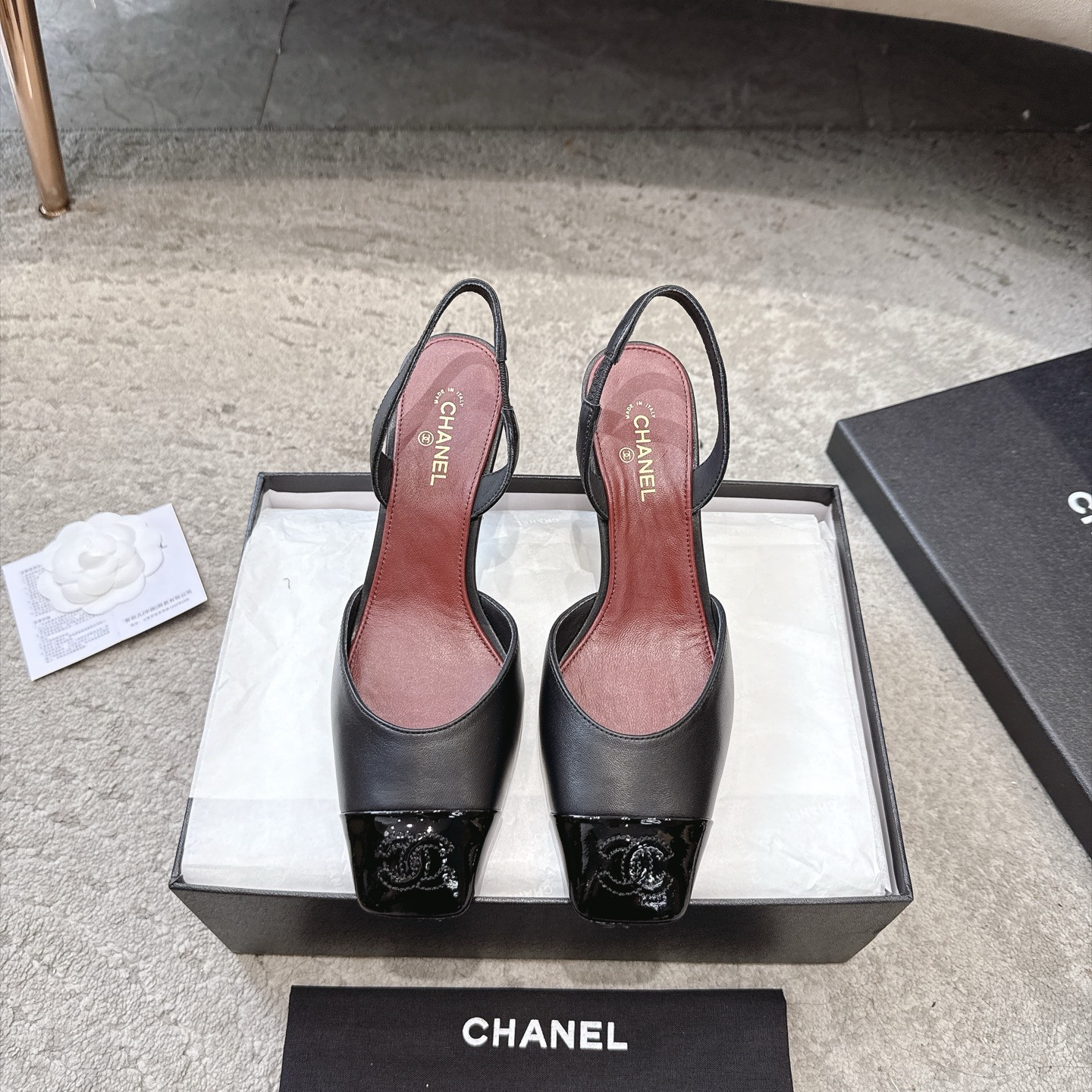 Sandales CHANEL en cuir de vachette, effet peau claire, style élégant