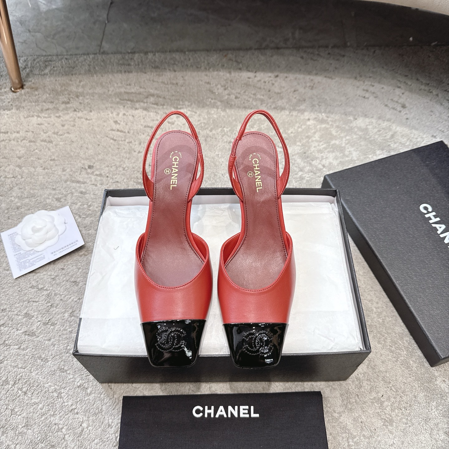 Sandales CHANEL en cuir de vachette, effet peau claire, style élégant