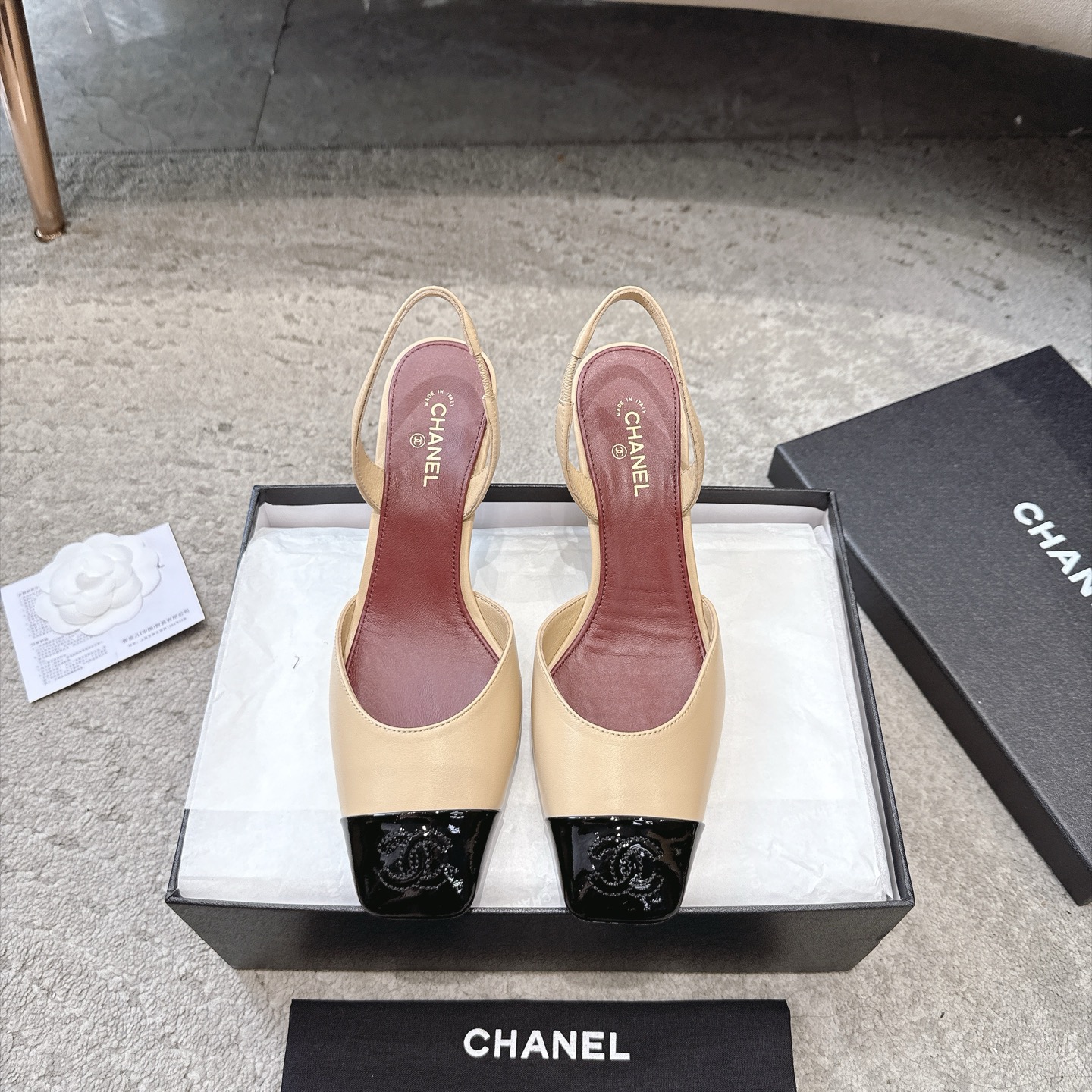Sandales CHANEL en cuir de vachette, effet peau claire, style élégant
