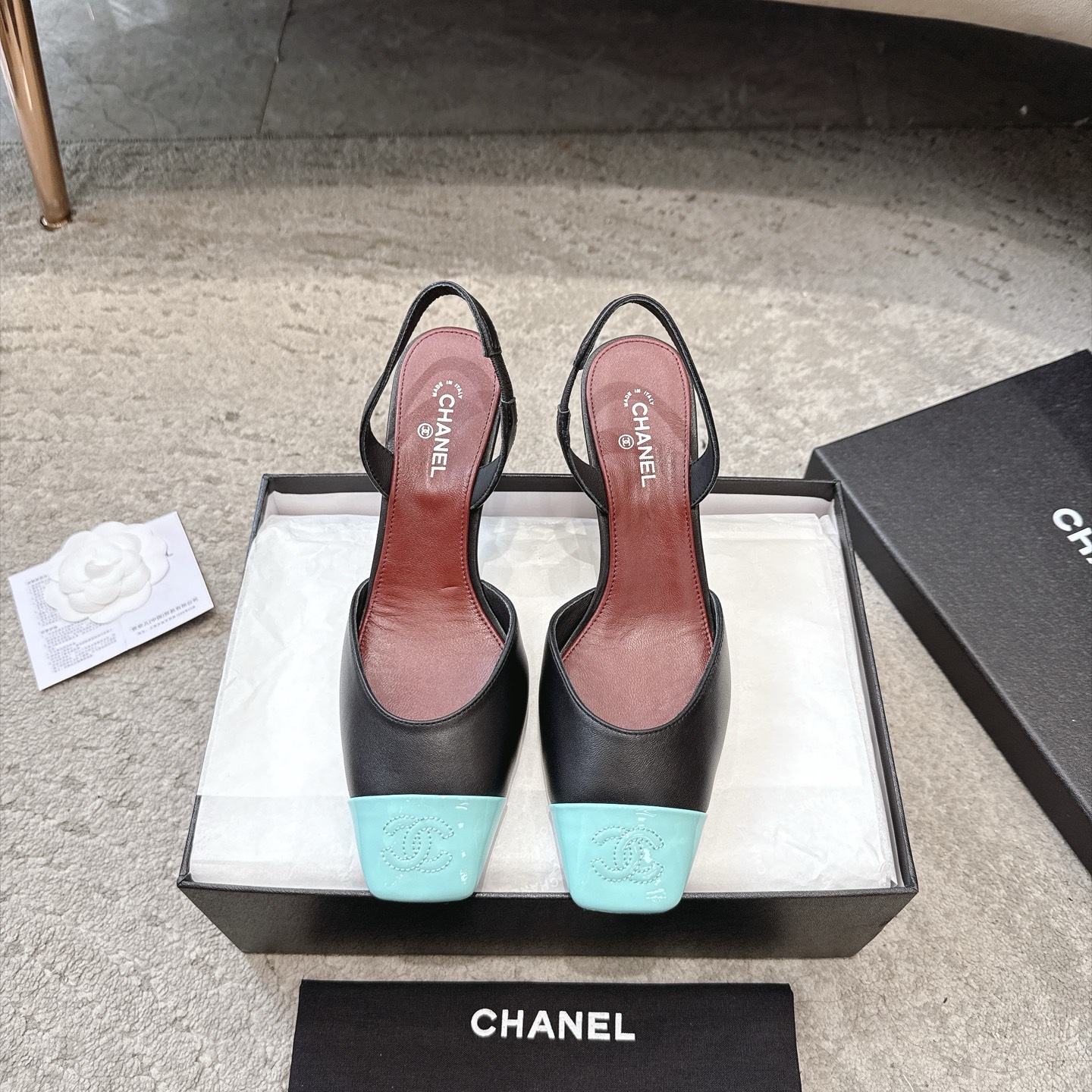 Sandales CHANEL en cuir de vachette, effet peau claire, style élégant