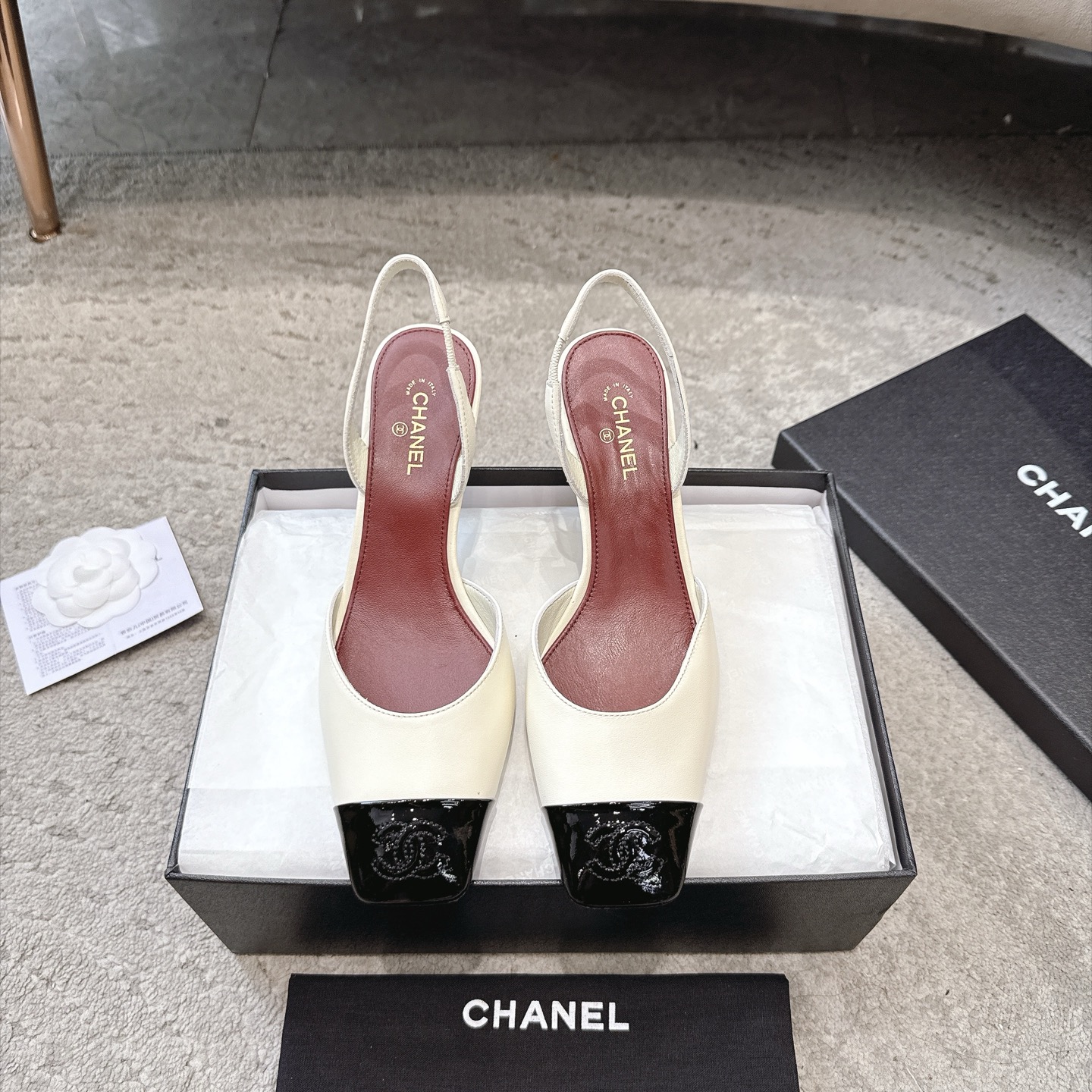 Sandales CHANEL en cuir de vachette, effet peau claire, style élégant
