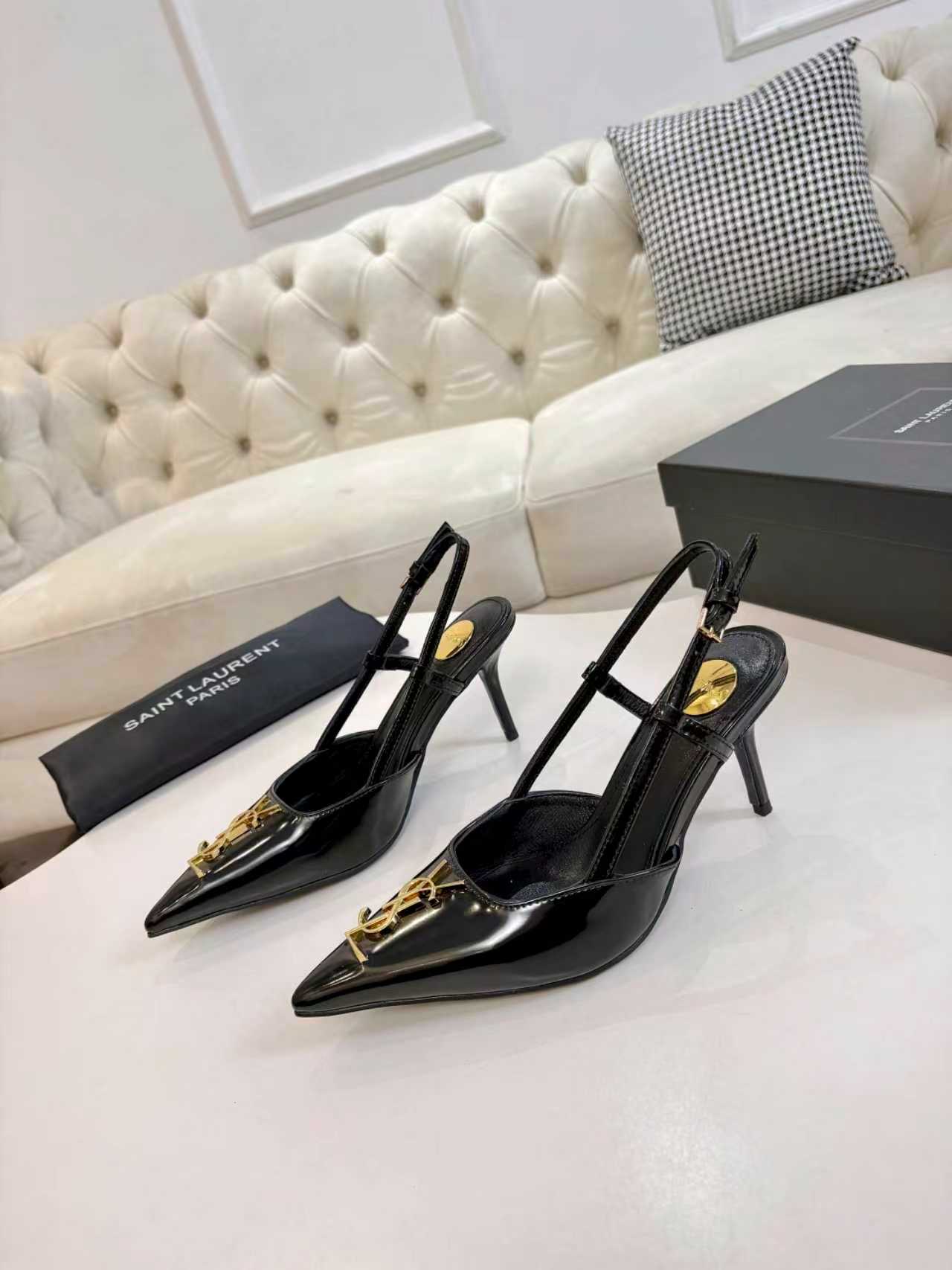 NO:653958,Genuine leather outsole, rubber sole, size 35-43, 35.42.43, custom-made, non-returnable, 2026 early spring new Saint Laurent / YSL Saint Laurent metal letter logo high-heeled sandals, YSL sister's beautiful high-heeled shoes, Rose's same style of small square toe, high-heeled shoes are very good at modifying the foot shape, luxurious metal YSL letter heels. In recent years, SLP has become more and more understanding of women in high-heeled shoes. Patent leather upper, heel height is about 8cm, high-heeled sandals, loro  piana,saint laurent,saint laurent,saint laurent,sandals,high heels,Leather soles19860909真皮大底 橡胶底 码数35-43、35.42.43订做不退换 2026早春新款Saint Laurent / YSL圣罗兰金属字母logo高跟凉鞋 YSL姐姐的美丽尤物高跟鞋 Rose同款的小方头 高跟鞋化很好修饰脚型,奢华金属YSL字母跟 这几年SLP是在高跟鞋越来越懂女人了 鞋面漆皮 跟高约8cm,高跟鞋凉鞋,loro piana,saint laurent,saint laurent,saint laurent,sandals,high heels,Leather soles,Women's Shoes