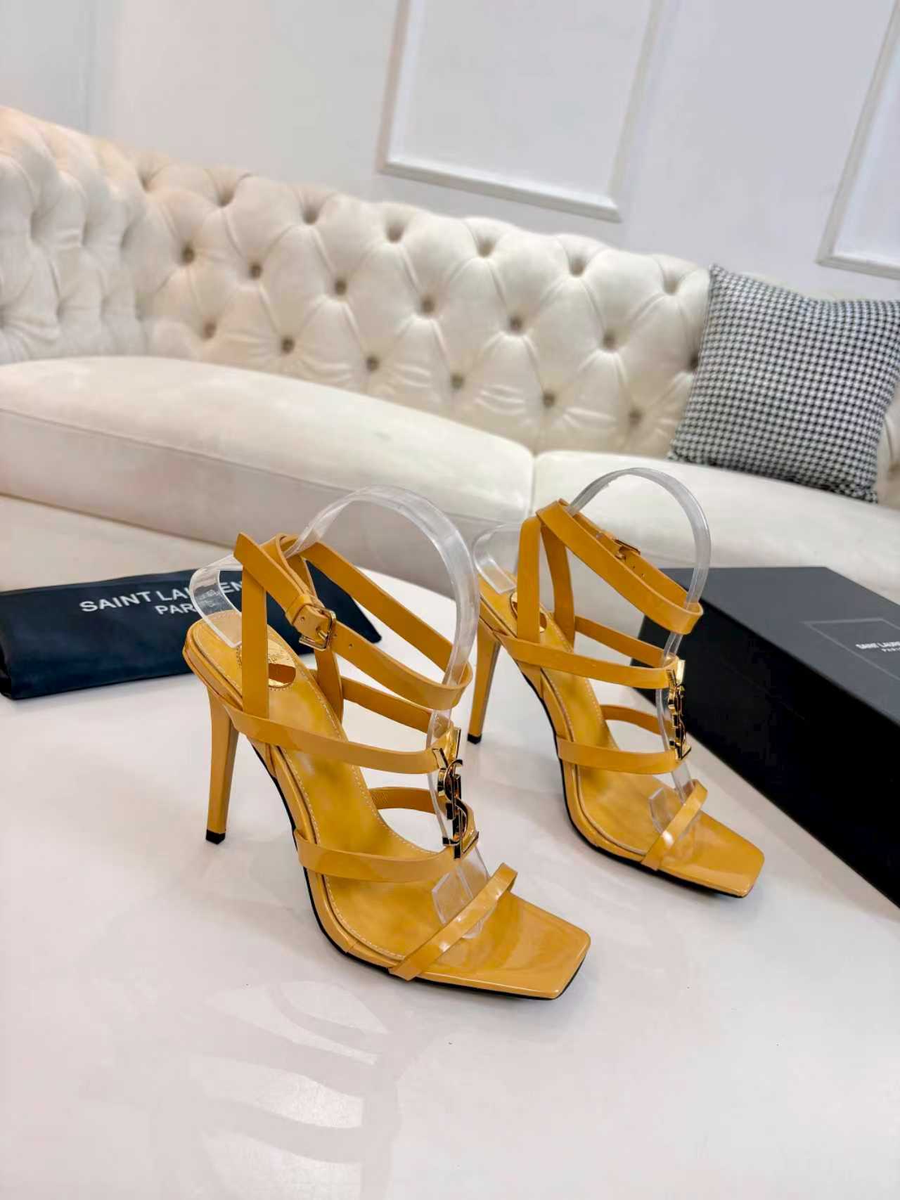 NO:653965,Genuine leather outsole, rubber sole, size 35-43, 35.42.43, custom-made, non-returnable, 2026 early spring new Saint Laurent/YSL Saint Laurent metal letter logo high-heeled sandals, YSL sister's beautiful high-heeled shoes, Rose's same style of small square toe, high-heeled shoes are very good at modifying the foot shape, luxurious metal YSL letter heels. In recent years, SLP has become more and more understanding of women in high-heeled shoes. Patent leather upper, heel height is about 10.5cm, high-heeled sandals, loro  piana,saint laurent,saint laurent,saint laurent,sandals,high heels,Leather soles19860909真皮大底 橡胶底 码数35-43、35.42.43订做不退换 2026早春新款Saint Laurent / YSL圣罗兰金属字母logo高跟凉鞋 YSL姐姐的美丽尤物高跟鞋 Rose同款的小方头 高跟鞋化很好修饰脚型,奢华金属YSL字母跟 这几年SLP是在高跟鞋越来越懂女人了 鞋面漆皮 跟高约10.5cm,高跟鞋凉鞋,loro piana,saint laurent,saint laurent,saint laurent,sandals,high heels,Leather soles,Women's Shoes