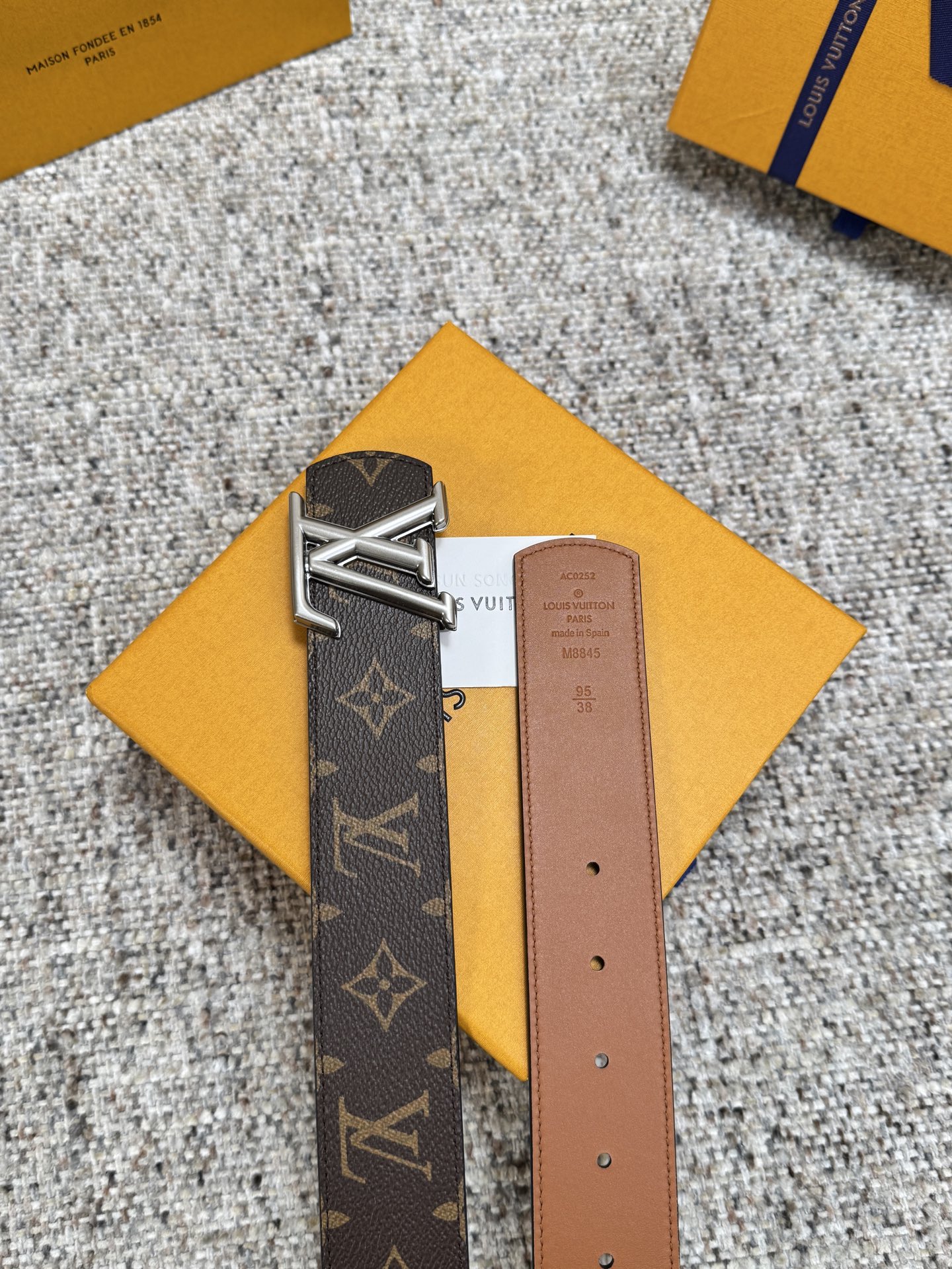 Louis Vuitton LV腰带 Dimension双面腰带系列 原厂五金 精致手工绘边 柔软舒适 