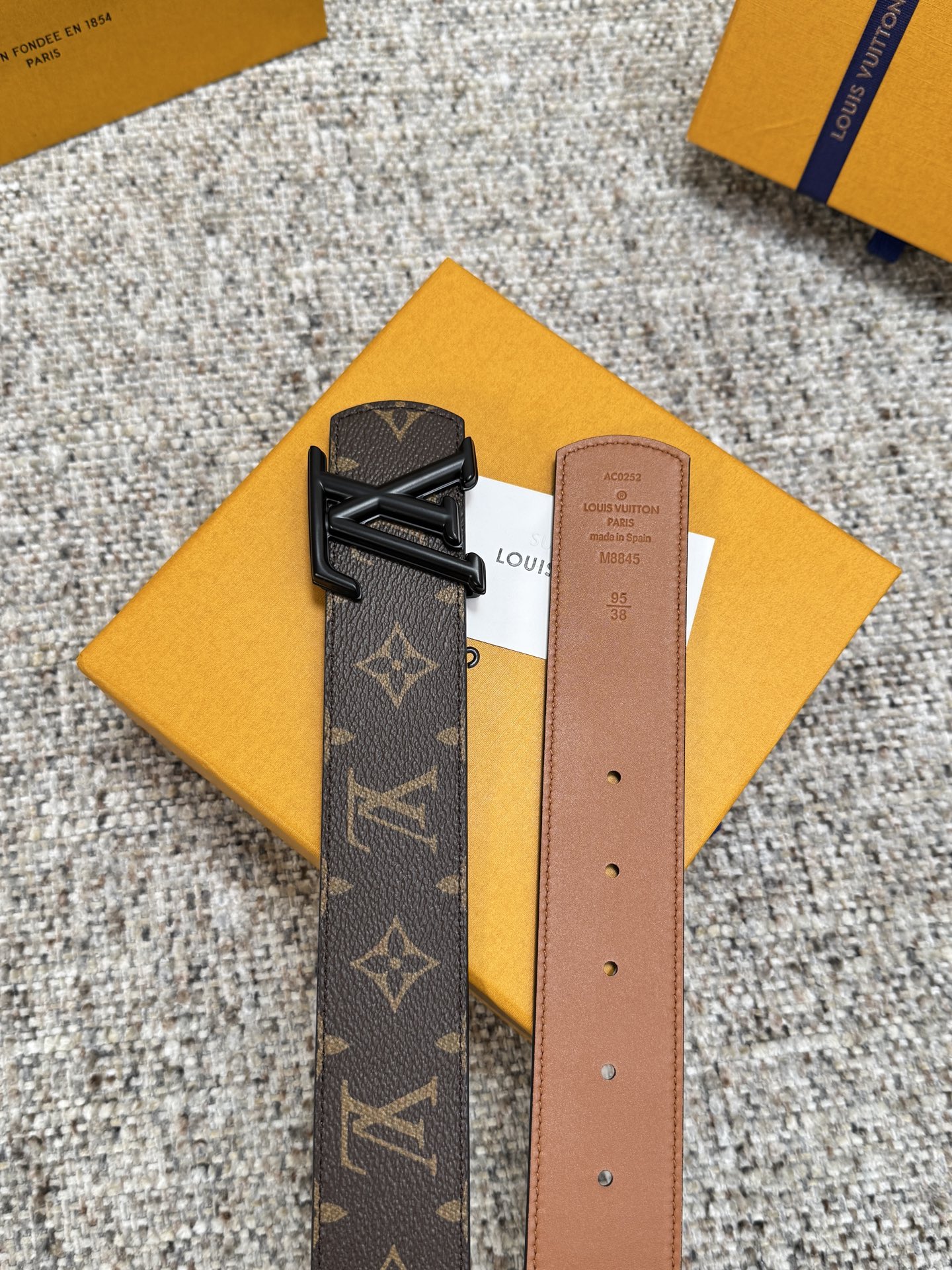 Louis Vuitton LV腰带 Dimension双面腰带系列 原厂五金 精致手工绘边 柔软舒适 