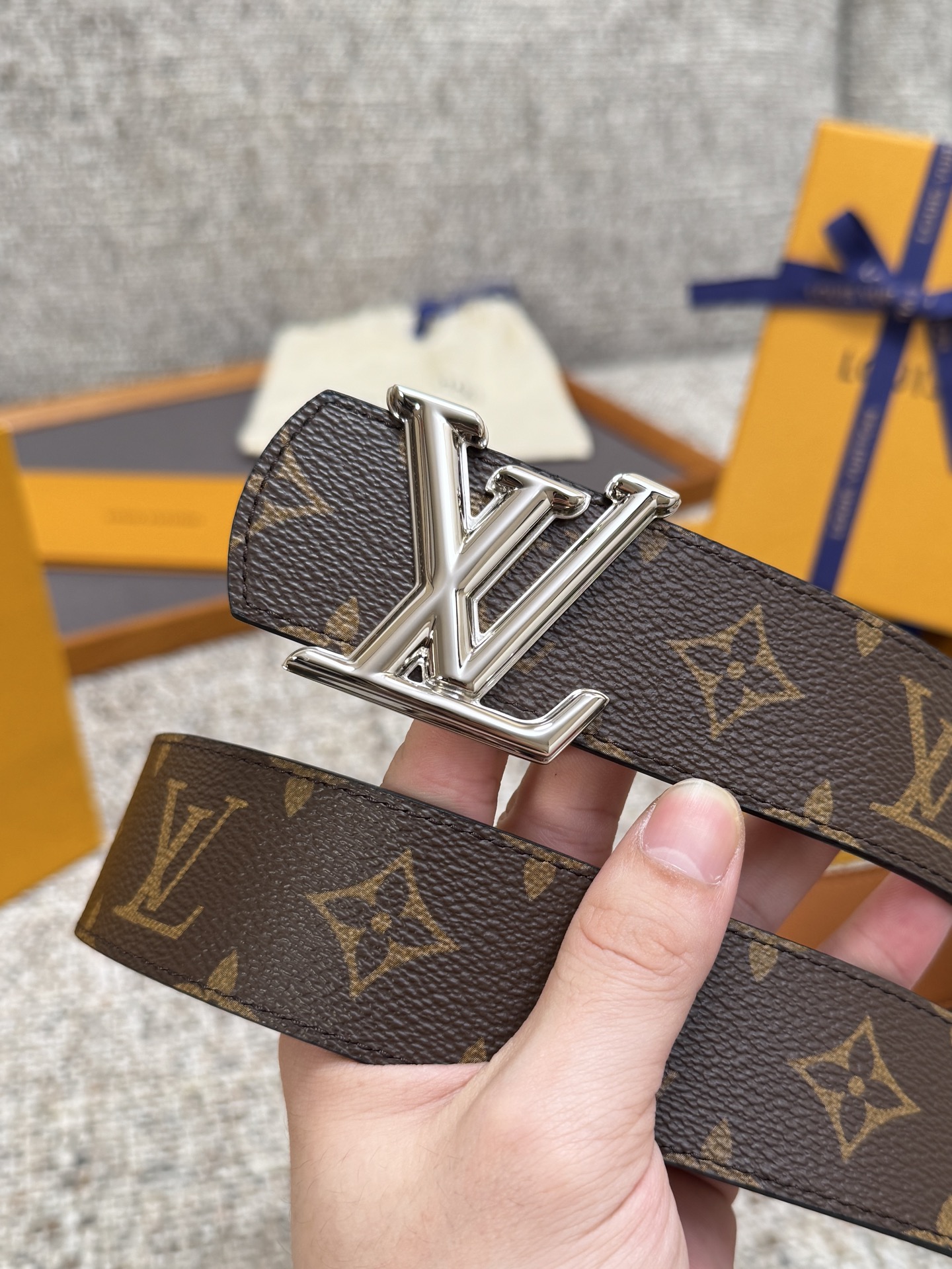 Louis Vuitton LV腰带 Dimension双面腰带系列 原厂五金 精致手工绘边 柔软舒适 