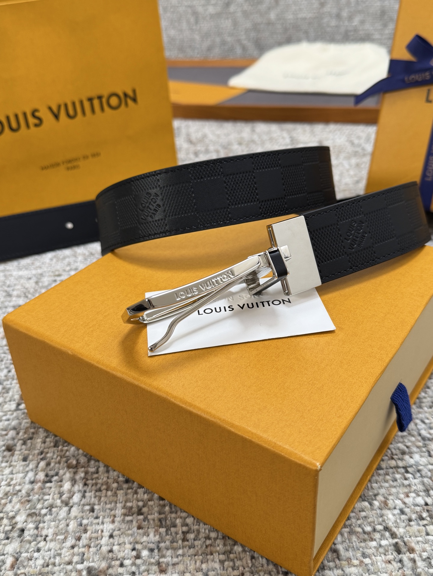 Louis Vuitton LV腰带 格纹双面可用系列 原厂五金 精致手工绘边 柔软舒适 宽3.5