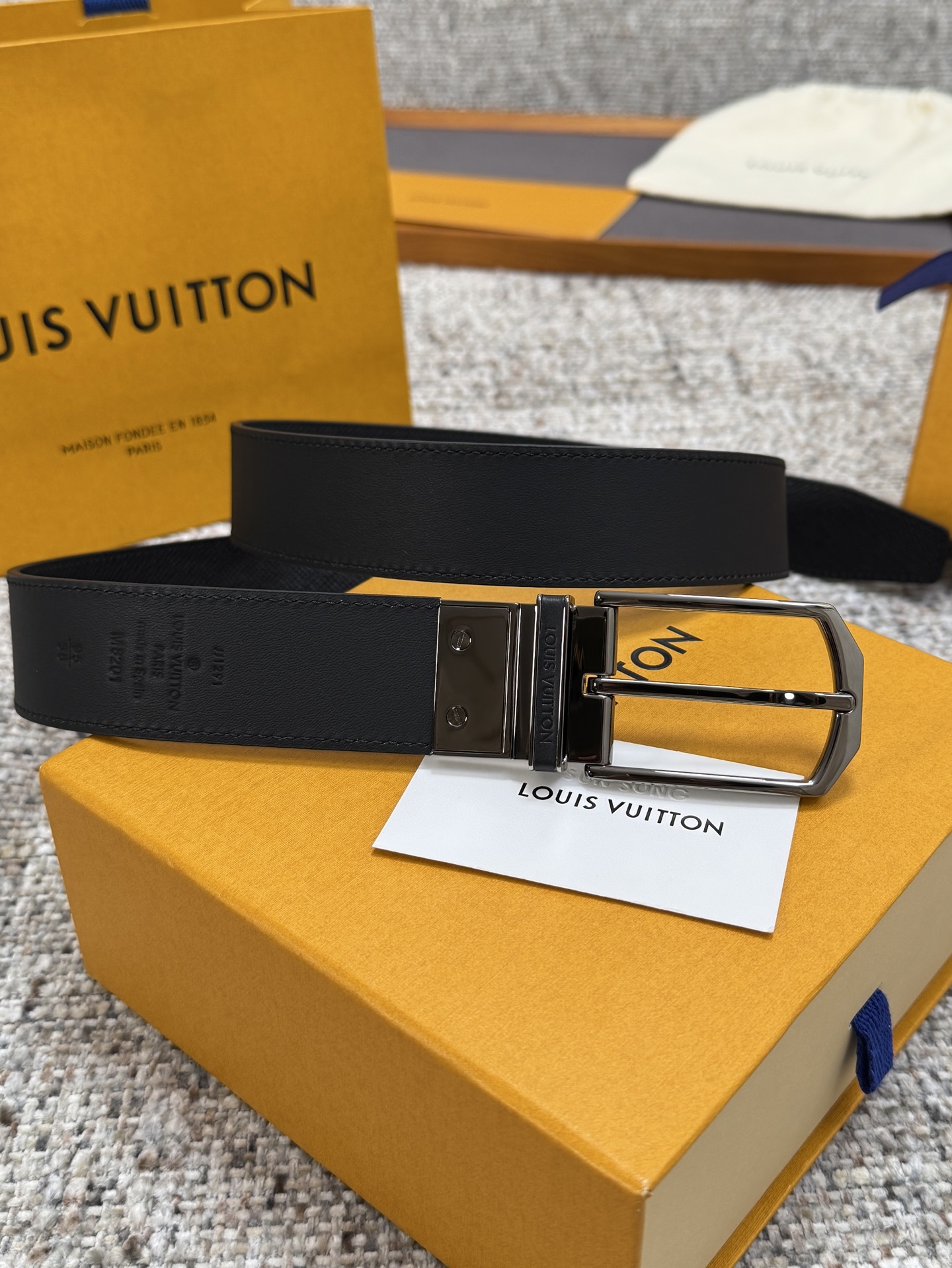 Louis Vuitton LV腰带 格纹双面可用系列 原厂五金 精致手工绘边 柔软舒适 宽3.5