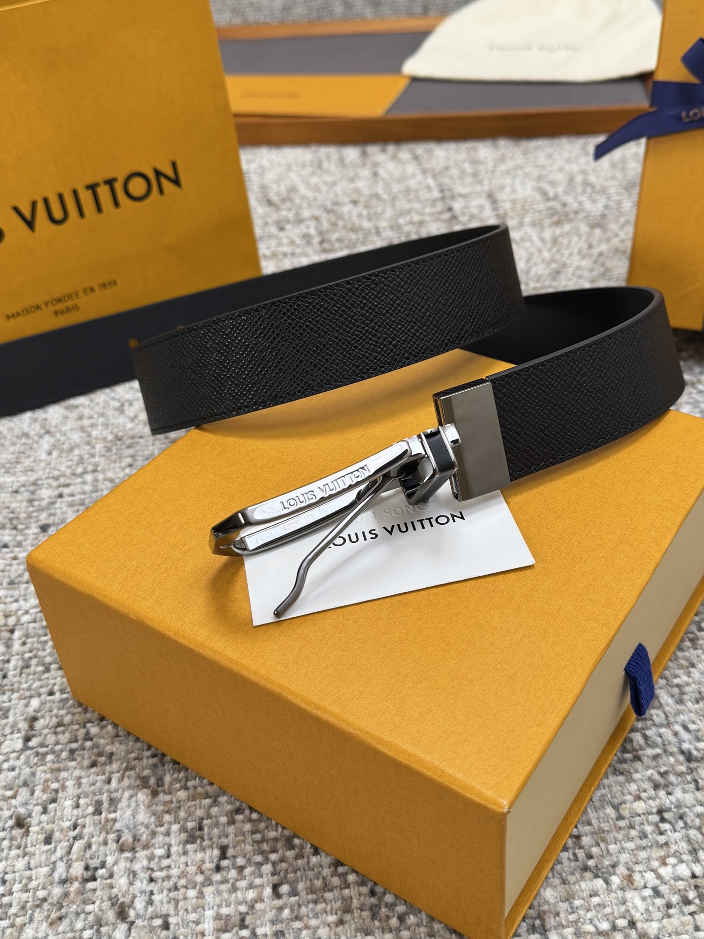 Louis Vuitton LV腰带 格纹双面可用系列 原厂五金 精致手工绘边 柔软舒适 宽3.5