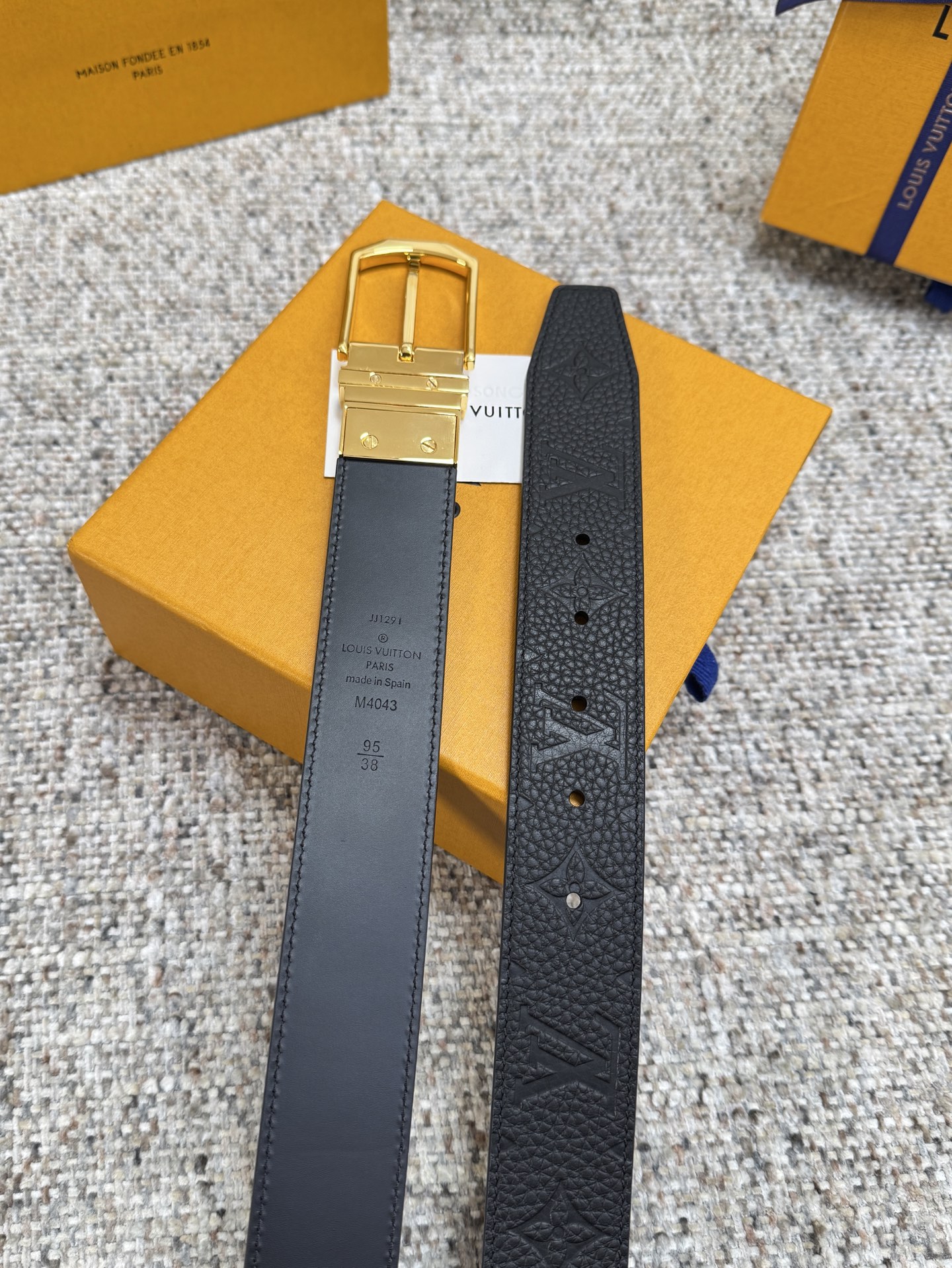 Louis Vuitton LV腰带 荔枝纹压花双面可用系列 原厂五金 精致手工绘边 柔软舒适 宽3.5