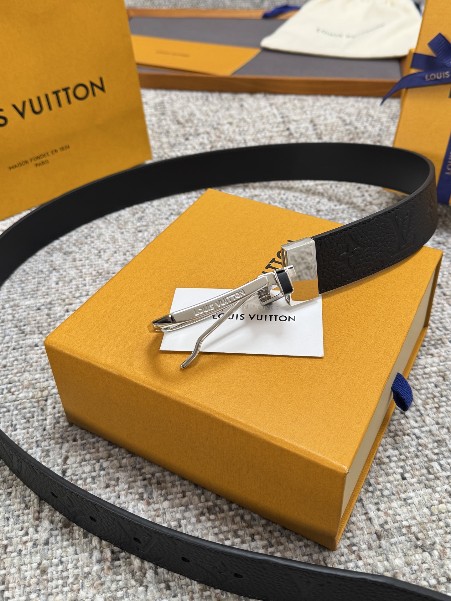 Louis Vuitton LV腰带 荔枝纹压花双面可用系列 原厂五金 精致手工绘边 柔软舒适 宽3.5