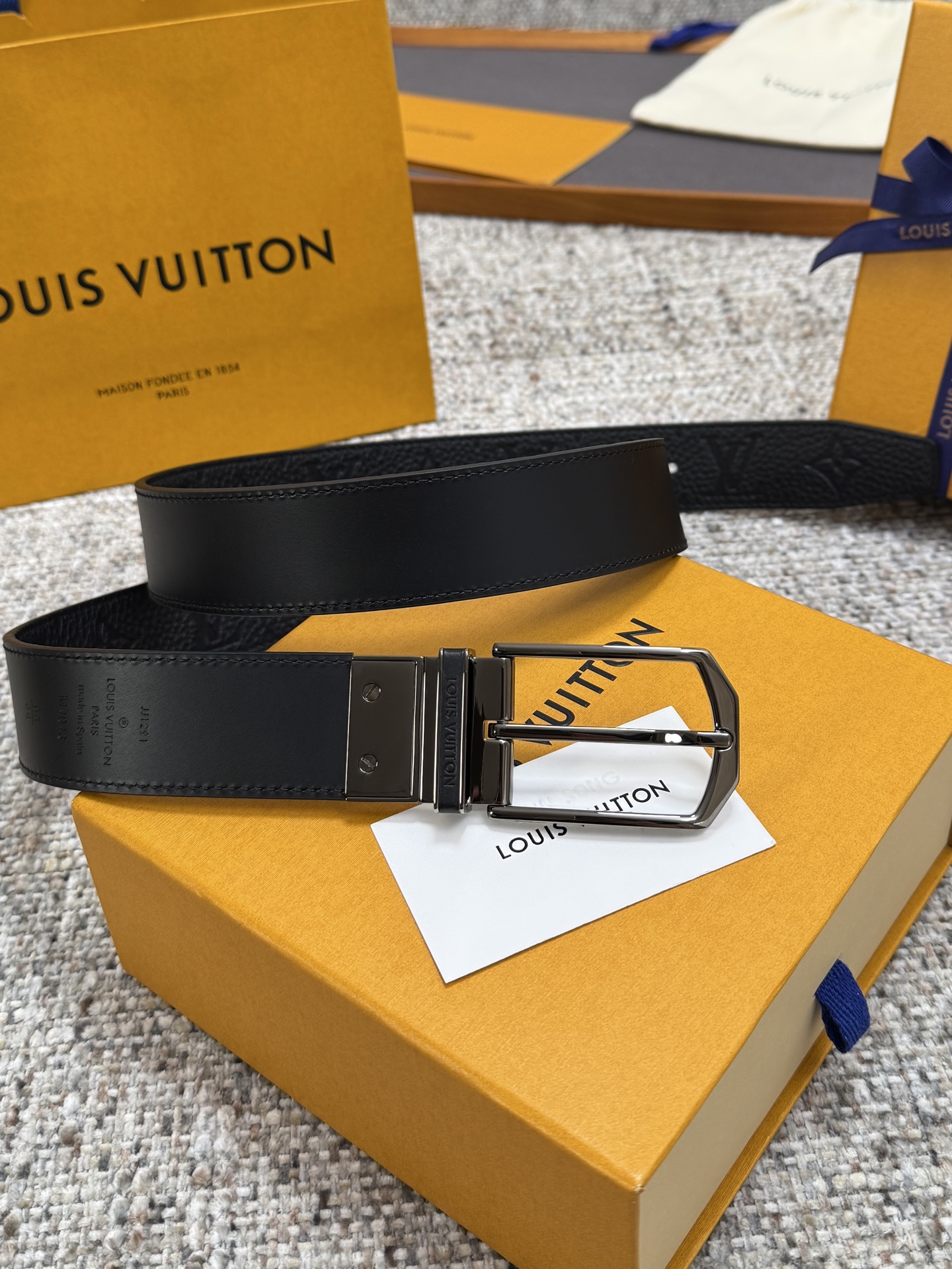 Louis Vuitton LV腰带 荔枝纹压花双面可用系列 原厂五金 精致手工绘边 柔软舒适 宽3.5