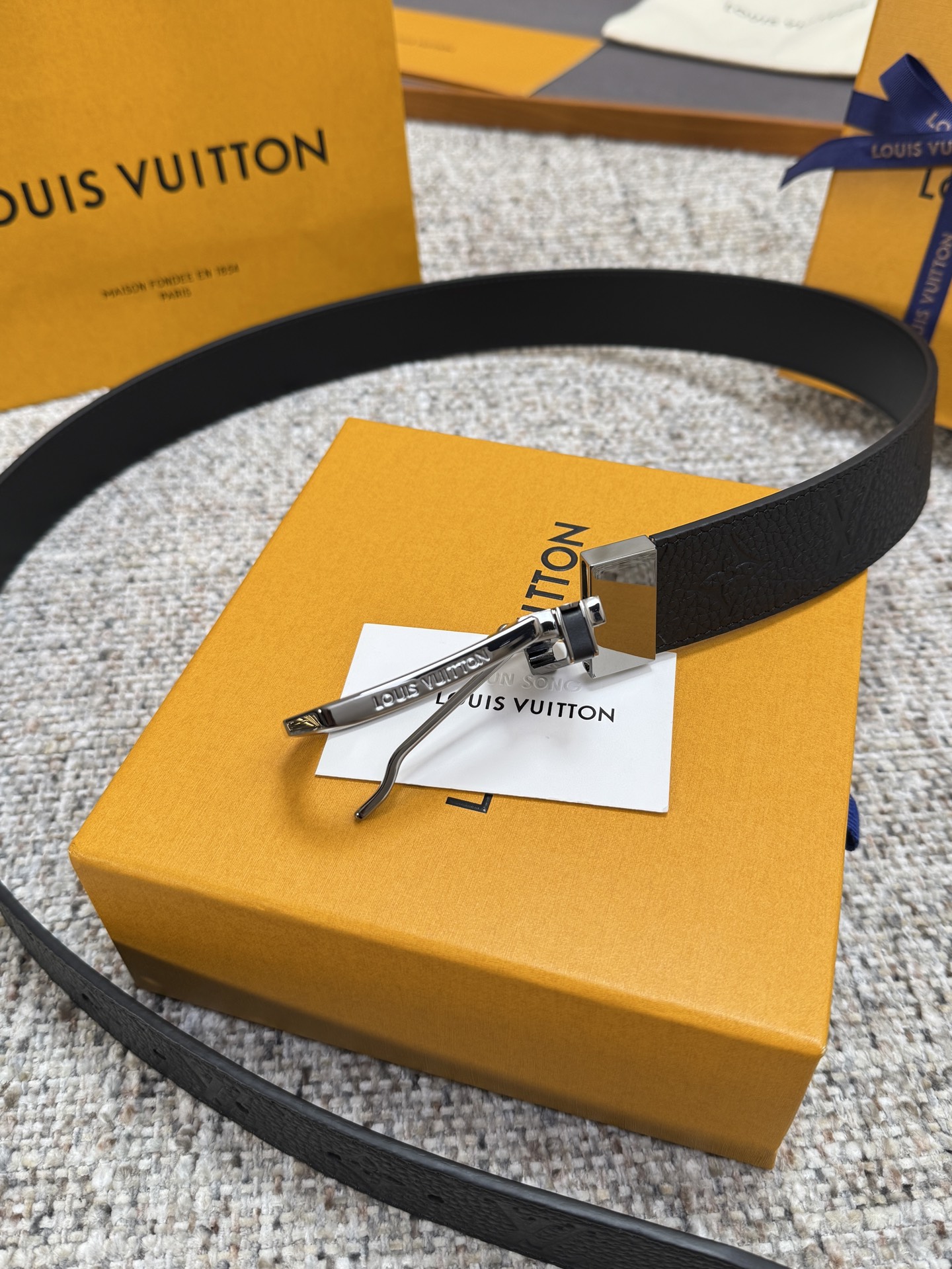 Louis Vuitton LV腰带 荔枝纹压花双面可用系列 原厂五金 精致手工绘边 柔软舒适 宽3.5