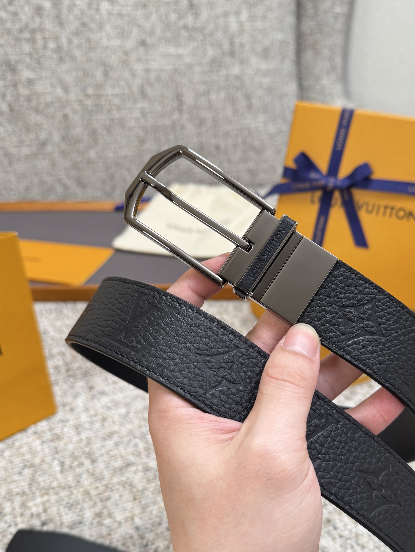 Louis Vuitton LV腰带 荔枝纹压花双面可用系列 原厂五金 精致手工绘边 柔软舒适 宽3.5