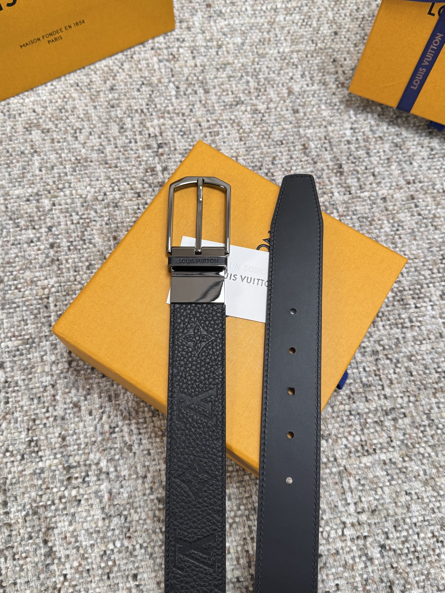 Louis Vuitton LV腰带 荔枝纹压花双面可用系列 原厂五金 精致手工绘边 柔软舒适 宽3.5