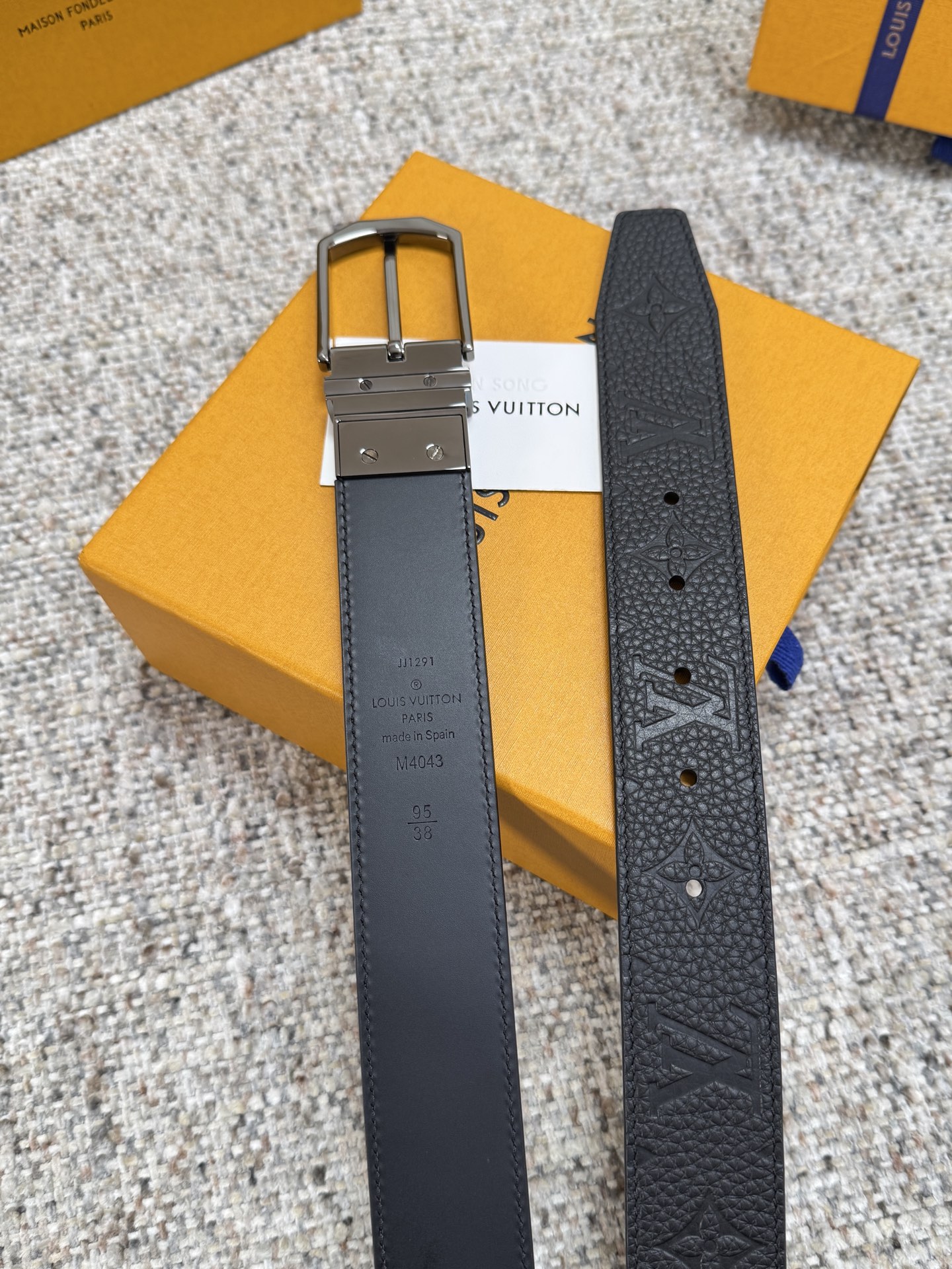 Louis Vuitton LV腰带 荔枝纹压花双面可用系列 原厂五金 精致手工绘边 柔软舒适 宽3.5