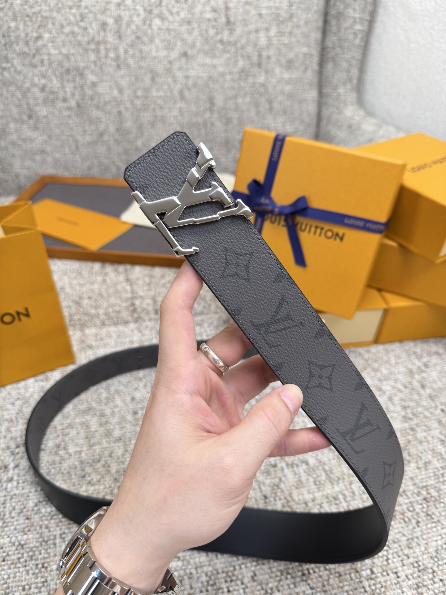 LV Style Leather Men's Belts Men's Belts Men's Belt detail image 8 from source 766568