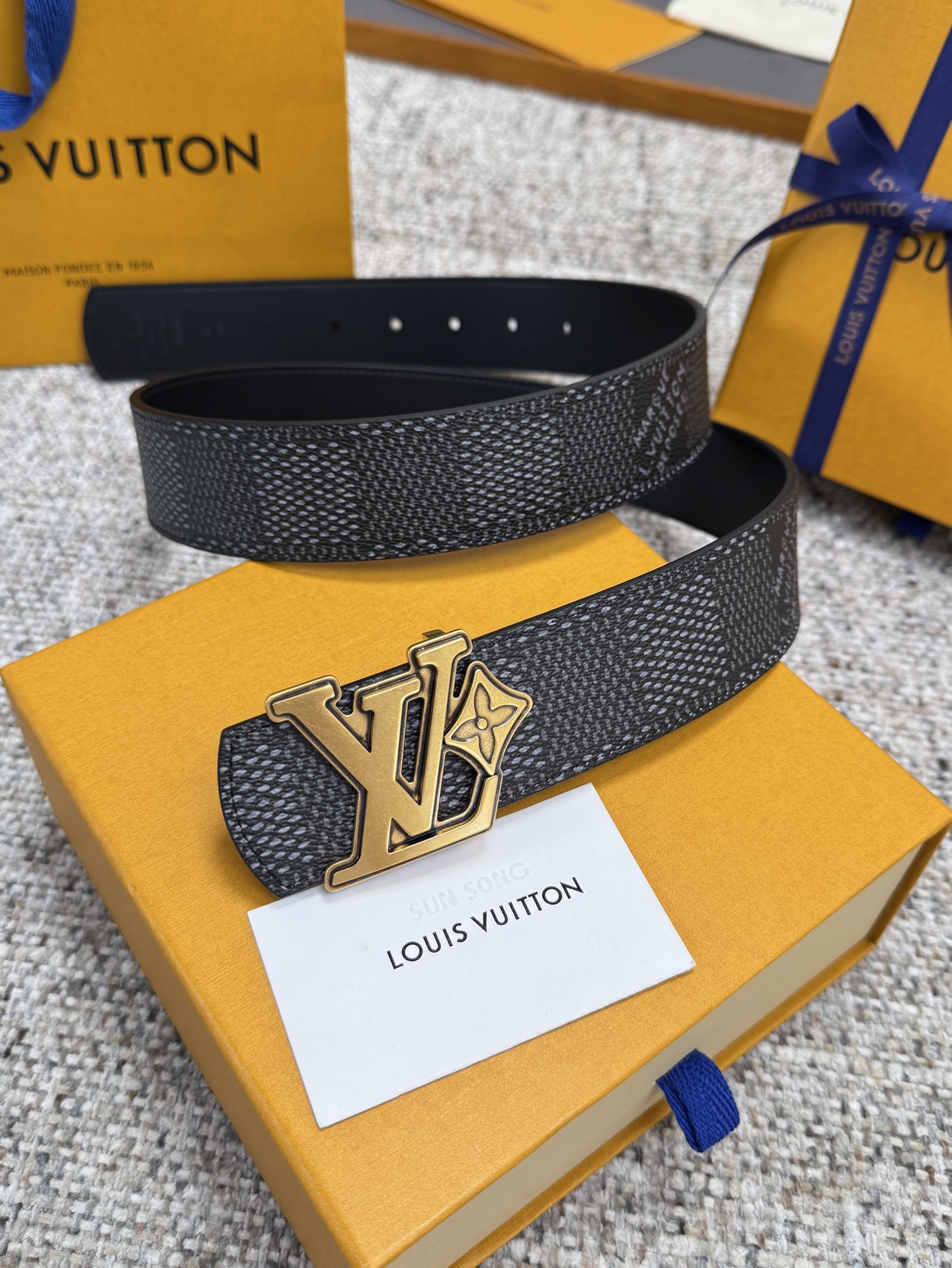 NO:763948,Louis Vuitton LV belt Dimension double-sided belt series Original hardware Exquisite hand-painted edges Soft and comfortable Width 4.0, belt, louis vuitton, louis vuitton19860909Louis Vuitton LV腰带 Dimension双面腰带系列 原厂五金 精致手工绘边 柔软舒适 宽4.0,皮带,louis vuitton,louis vuitton,Belt