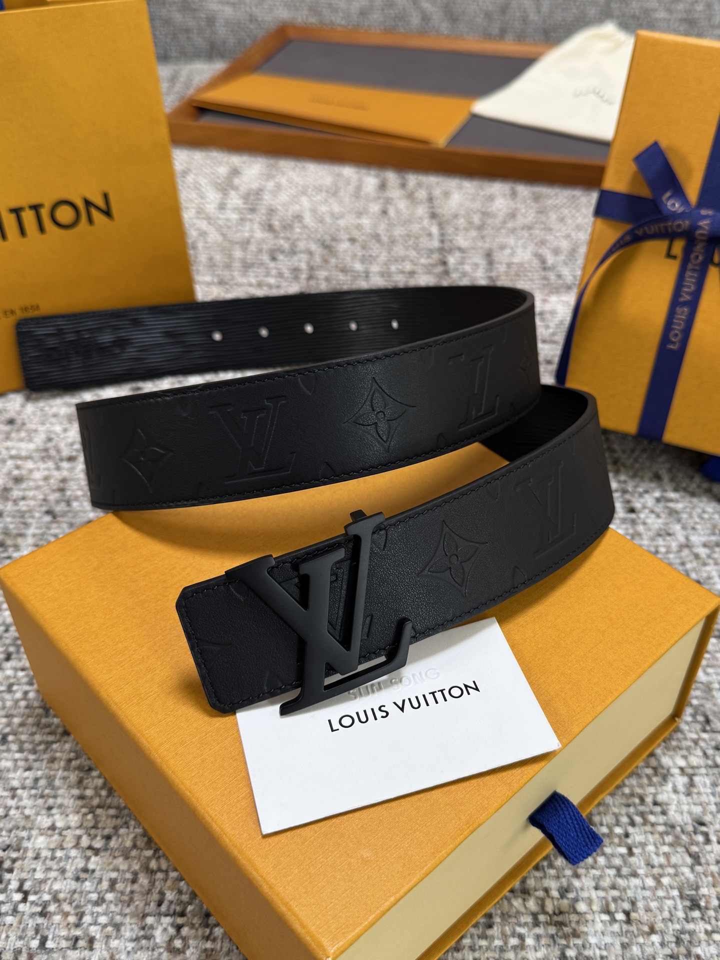 Louis Vuitton LV腰带 平纹压花水波纹底系列 原厂五金 精致手工绘边 柔软舒适 宽4.0